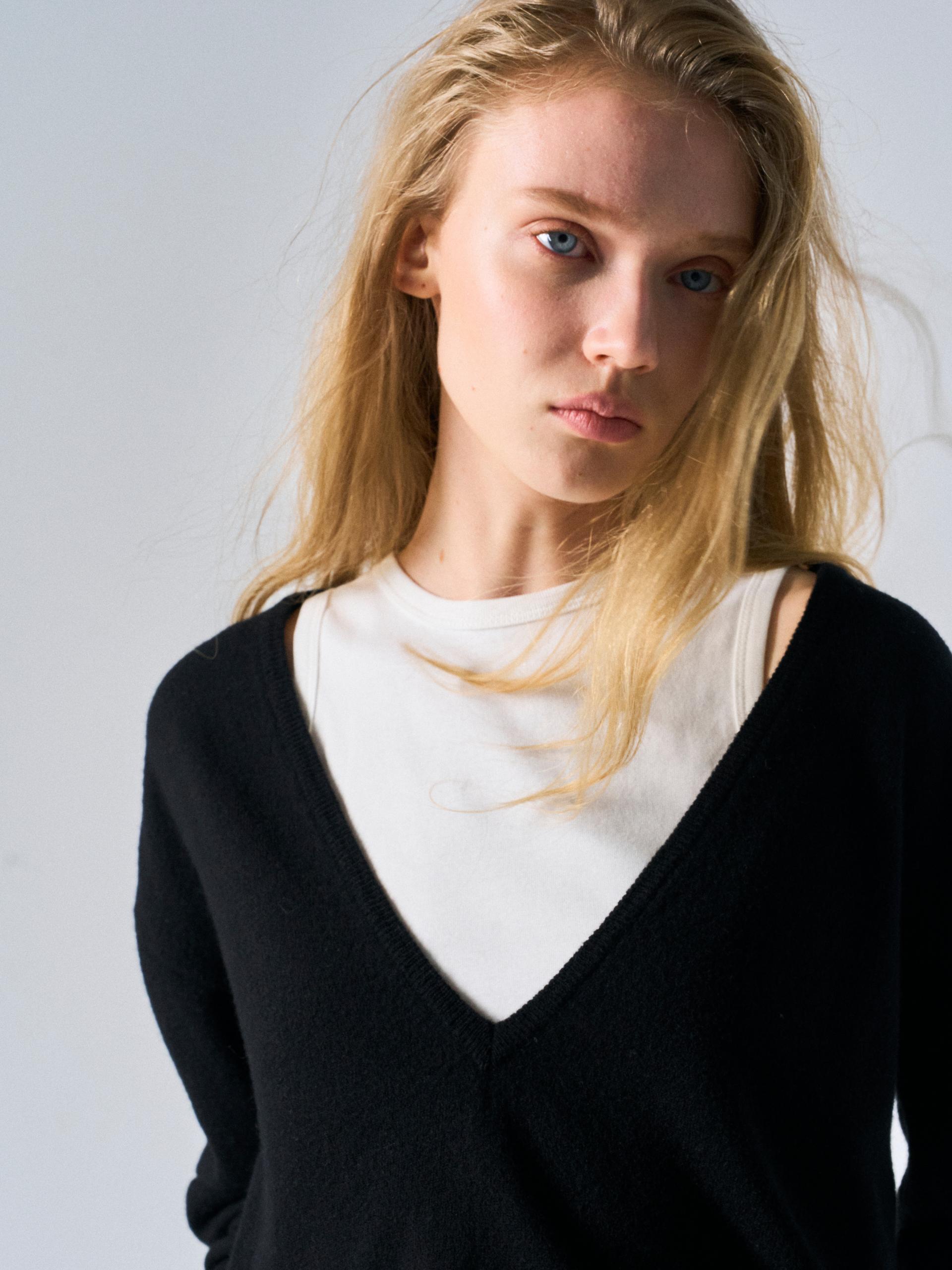 Sasha low v-neck sweater black