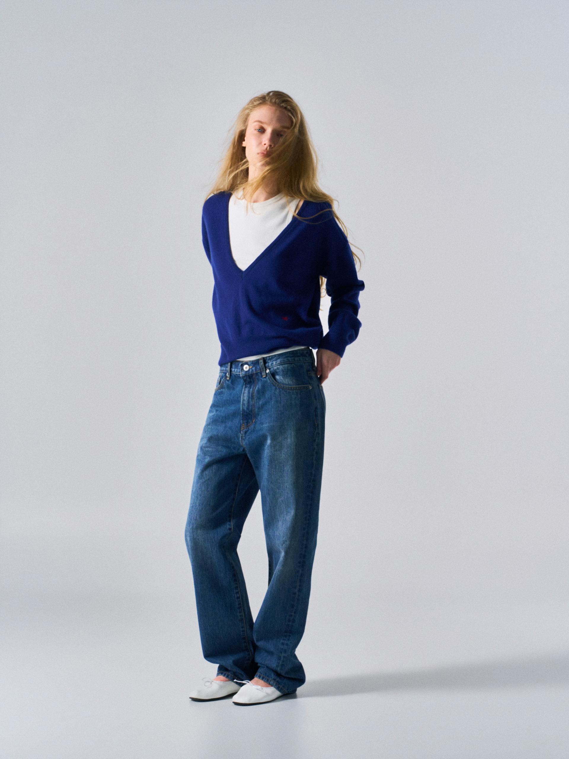 Sasha low v-neck sweater blue