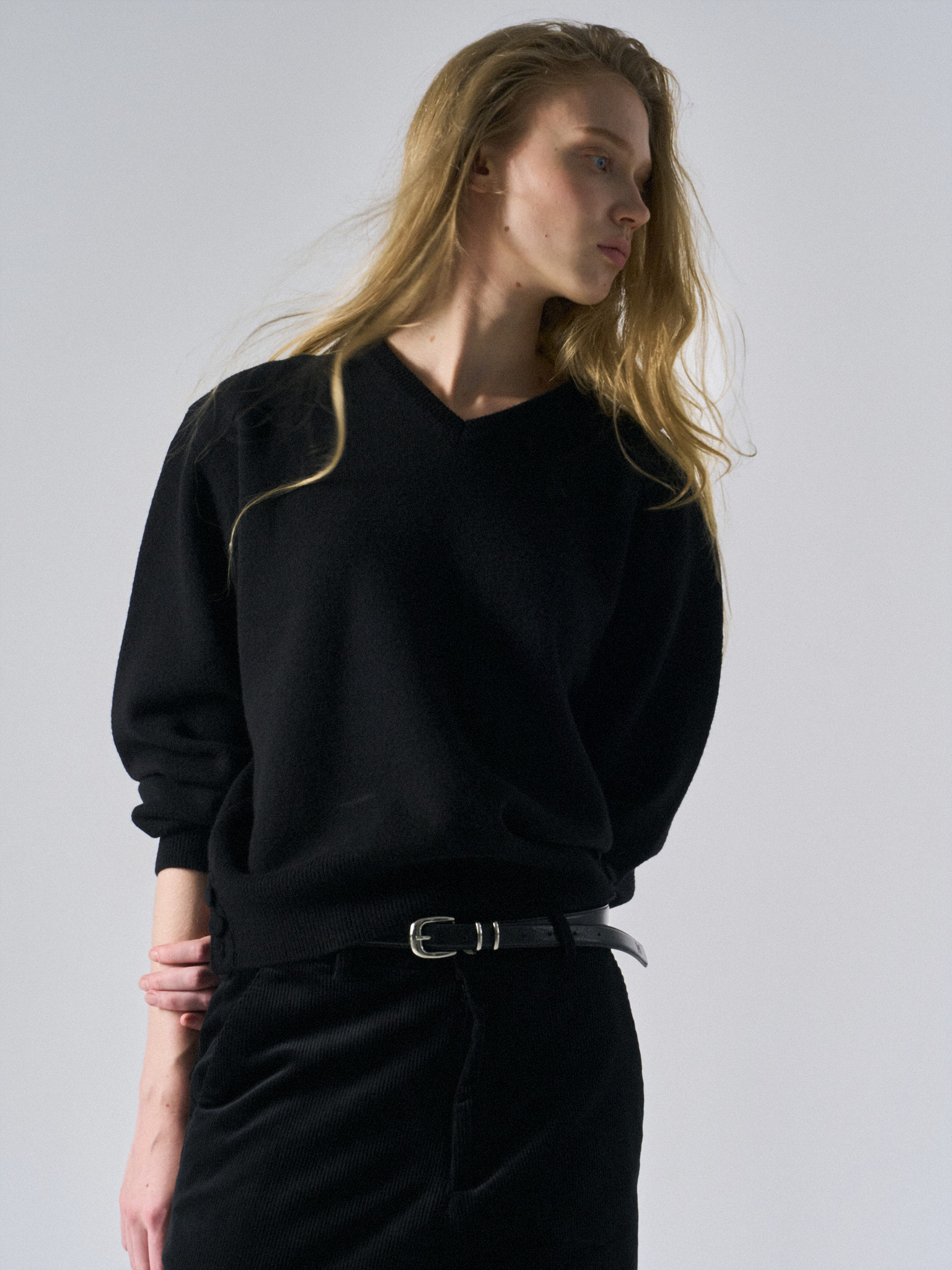 Frost paneled v-neck sweater black