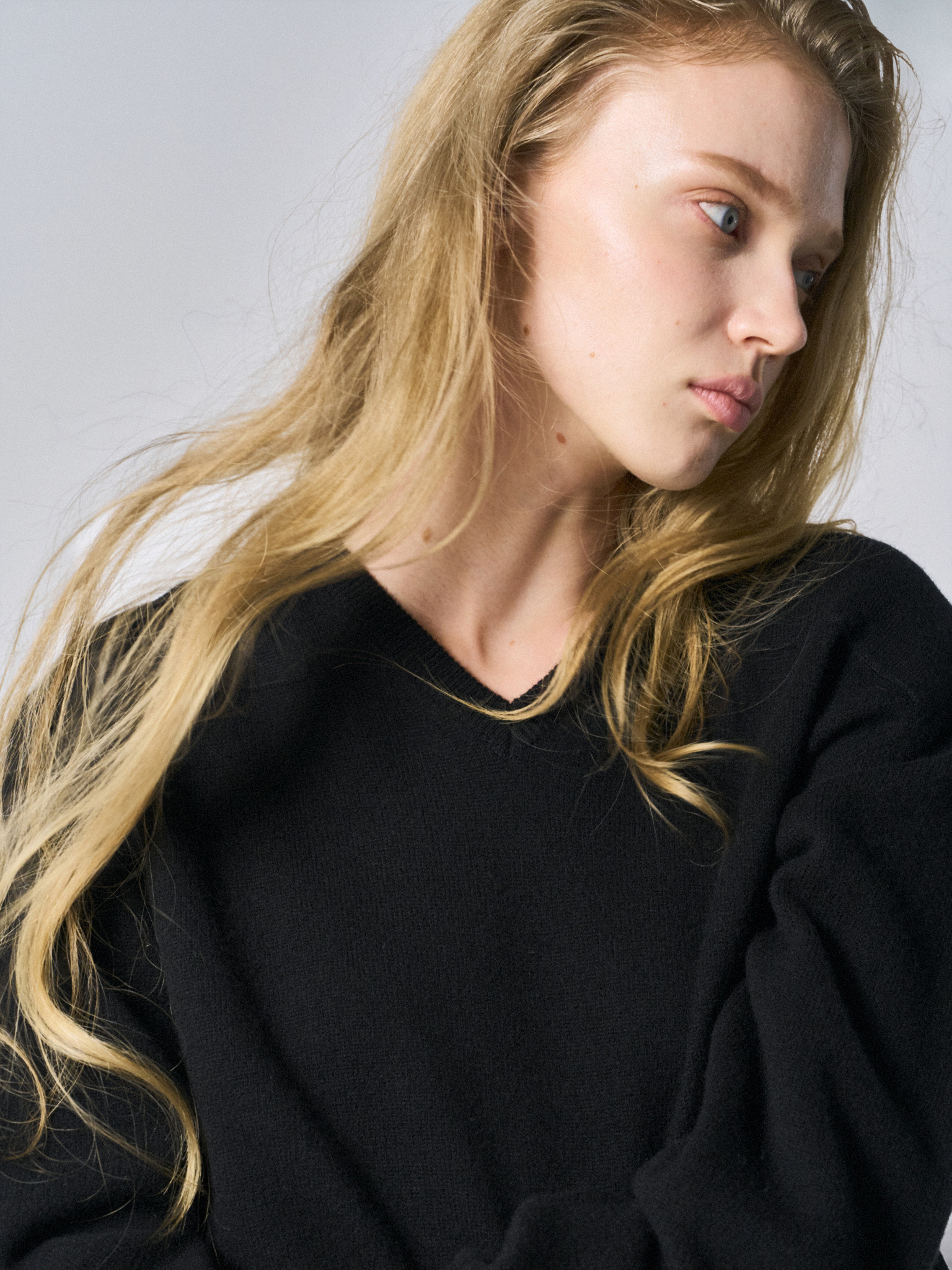 Frost paneled v-neck sweater black
