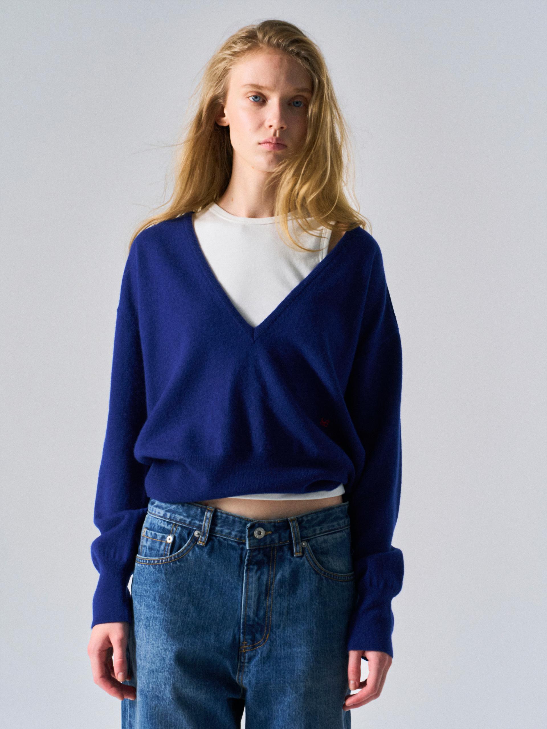 Sasha low v-neck sweater blue