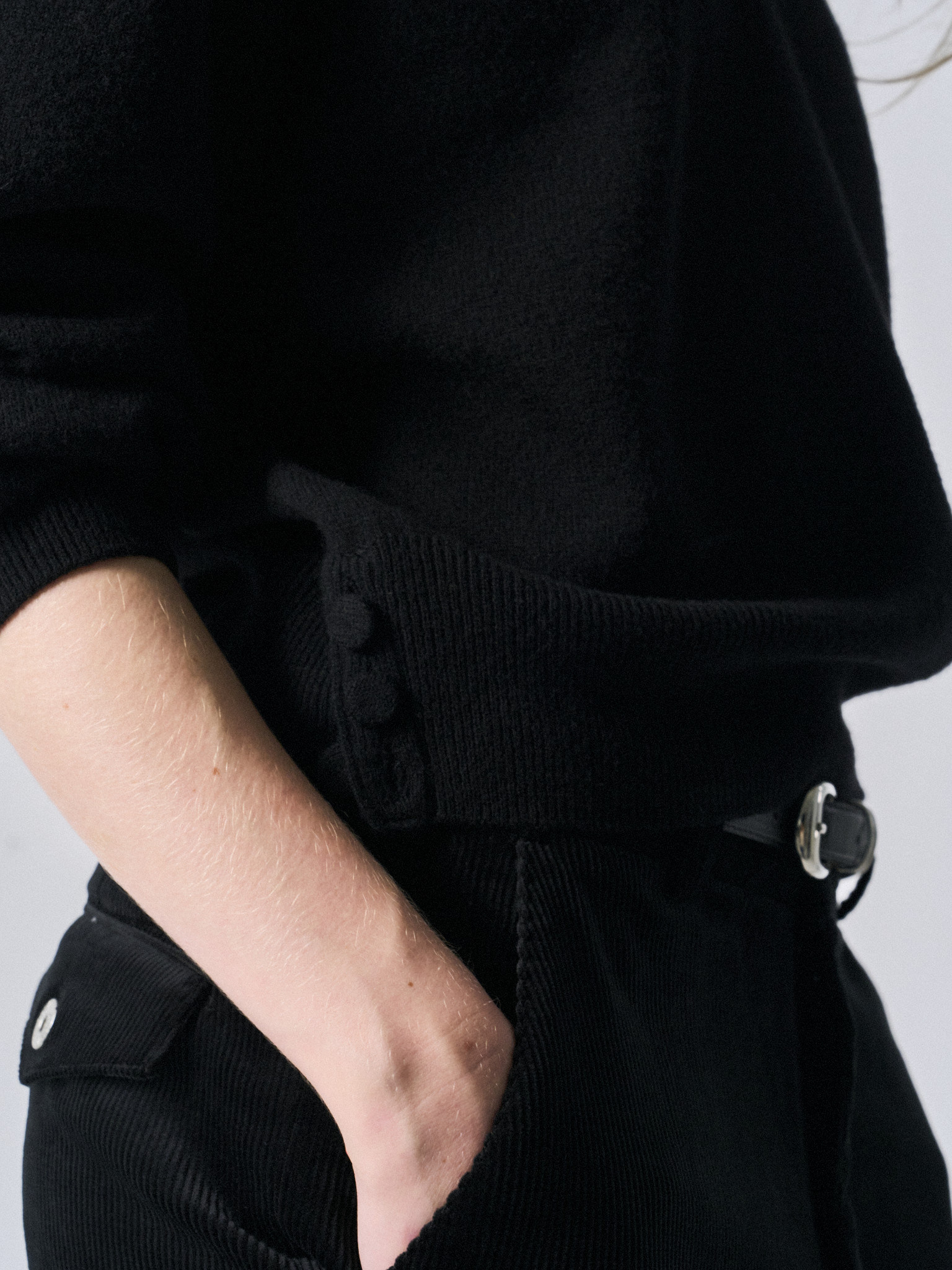 Frost paneled v-neck sweater black