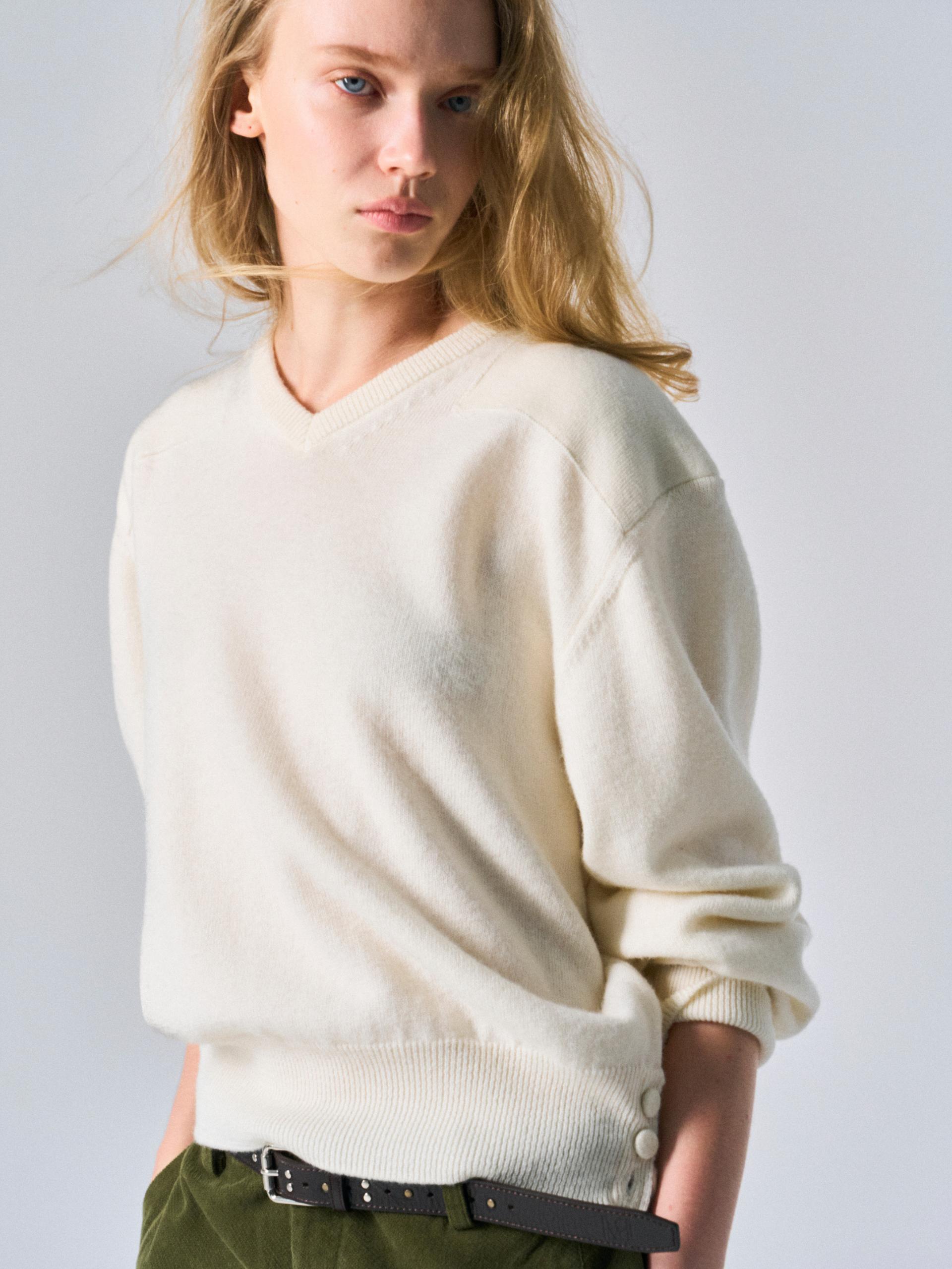 Frost paneled v-neck sweater cream