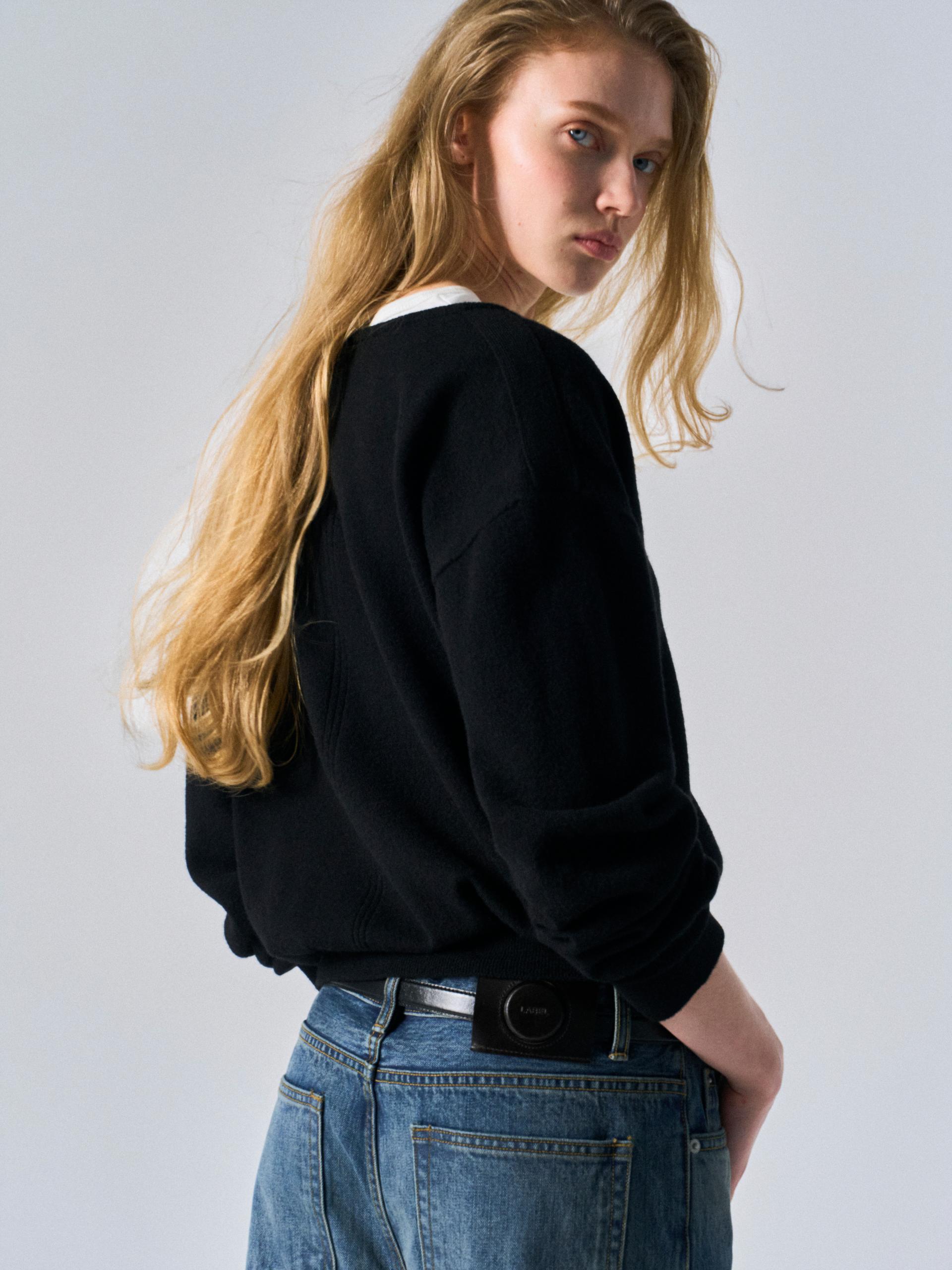 Sasha low v-neck sweater black