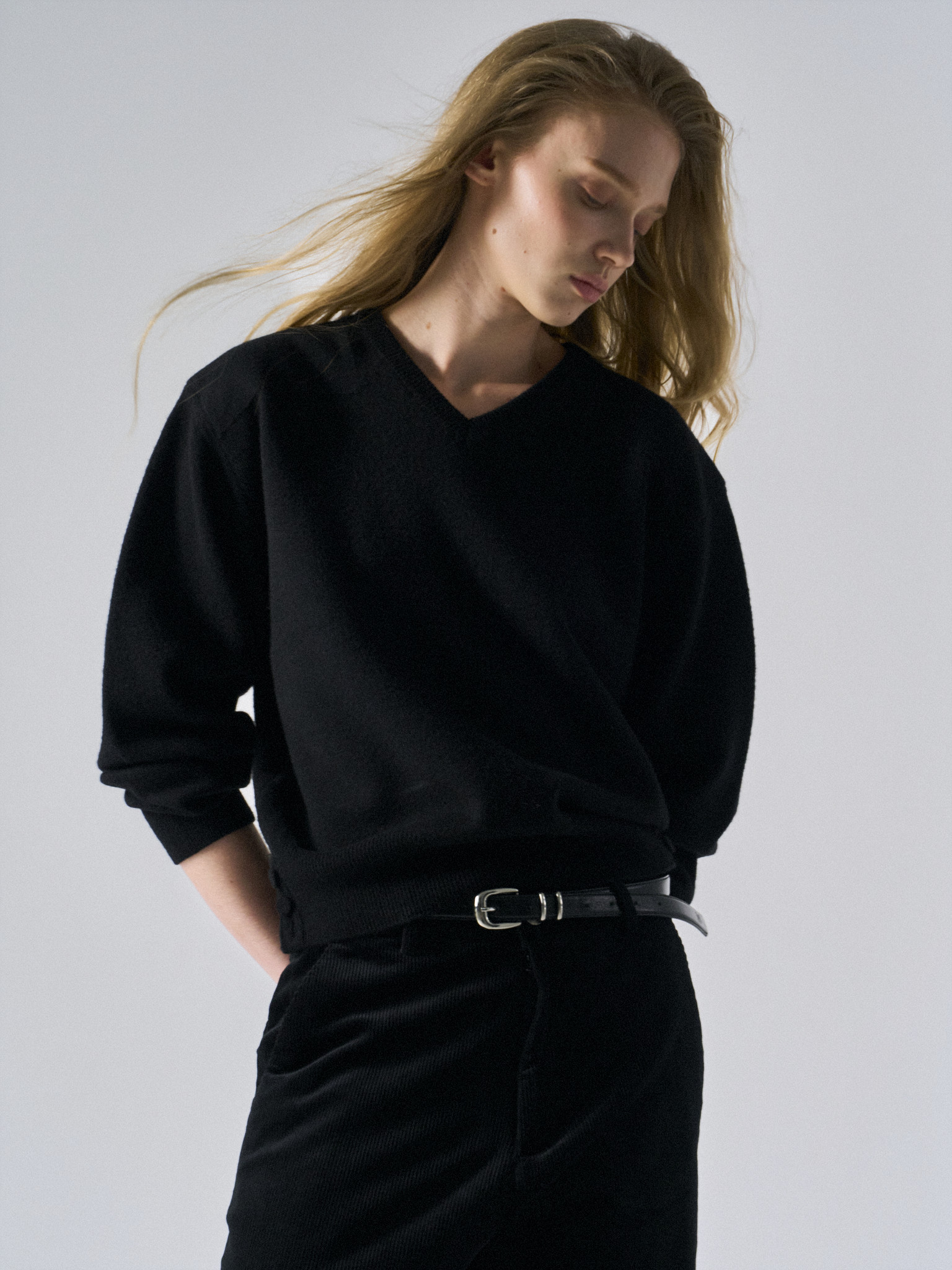 Frost paneled v-neck sweater black