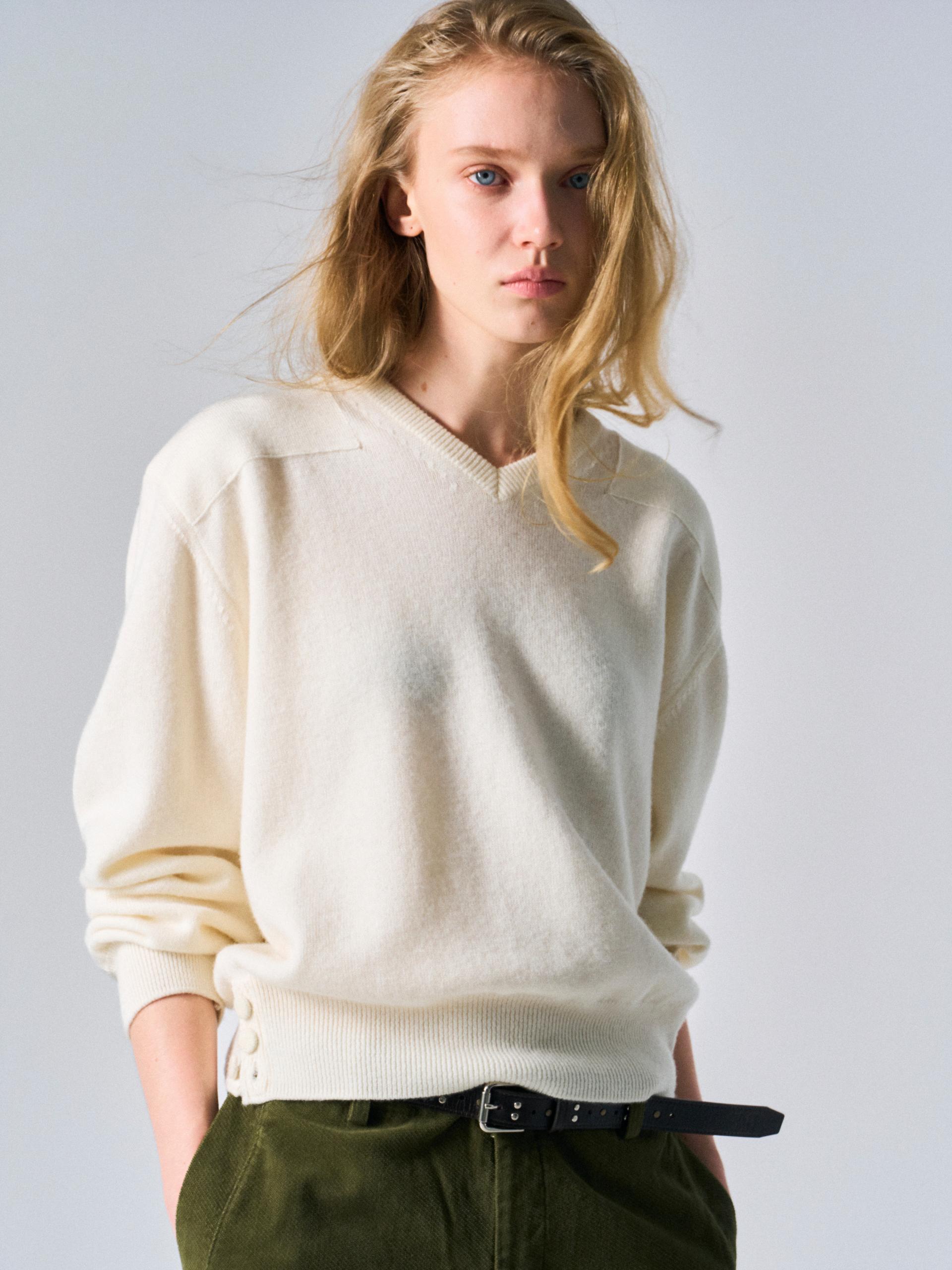 Frost paneled v-neck sweater cream