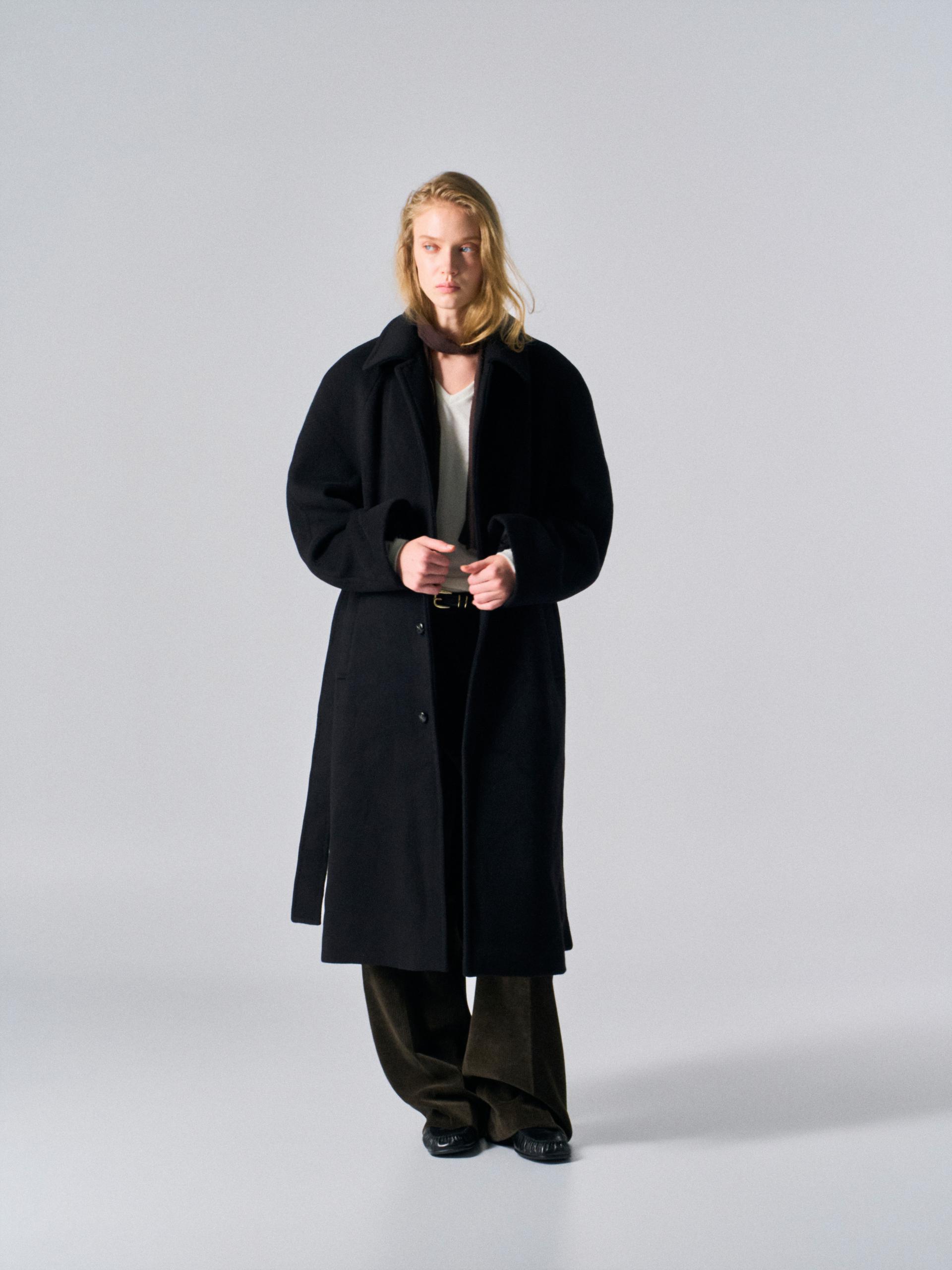Lawton cashmere arch raglan coat black