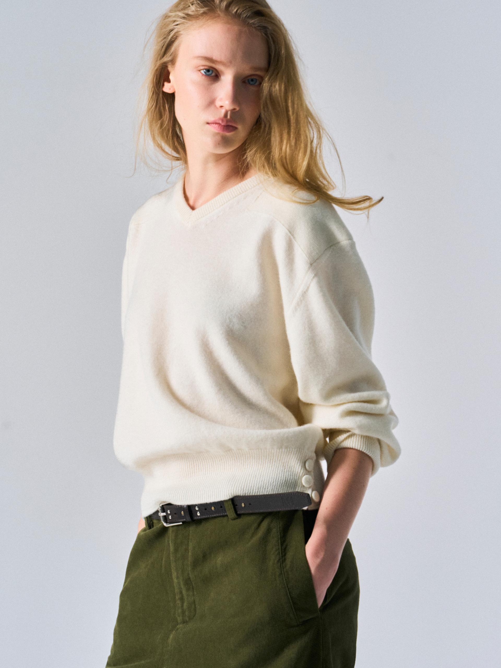 Frost paneled v-neck sweater cream