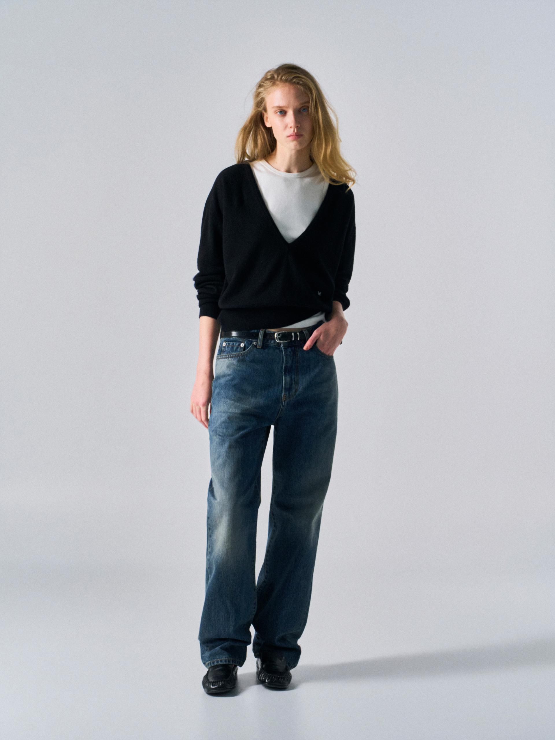 Sasha low v-neck sweater black