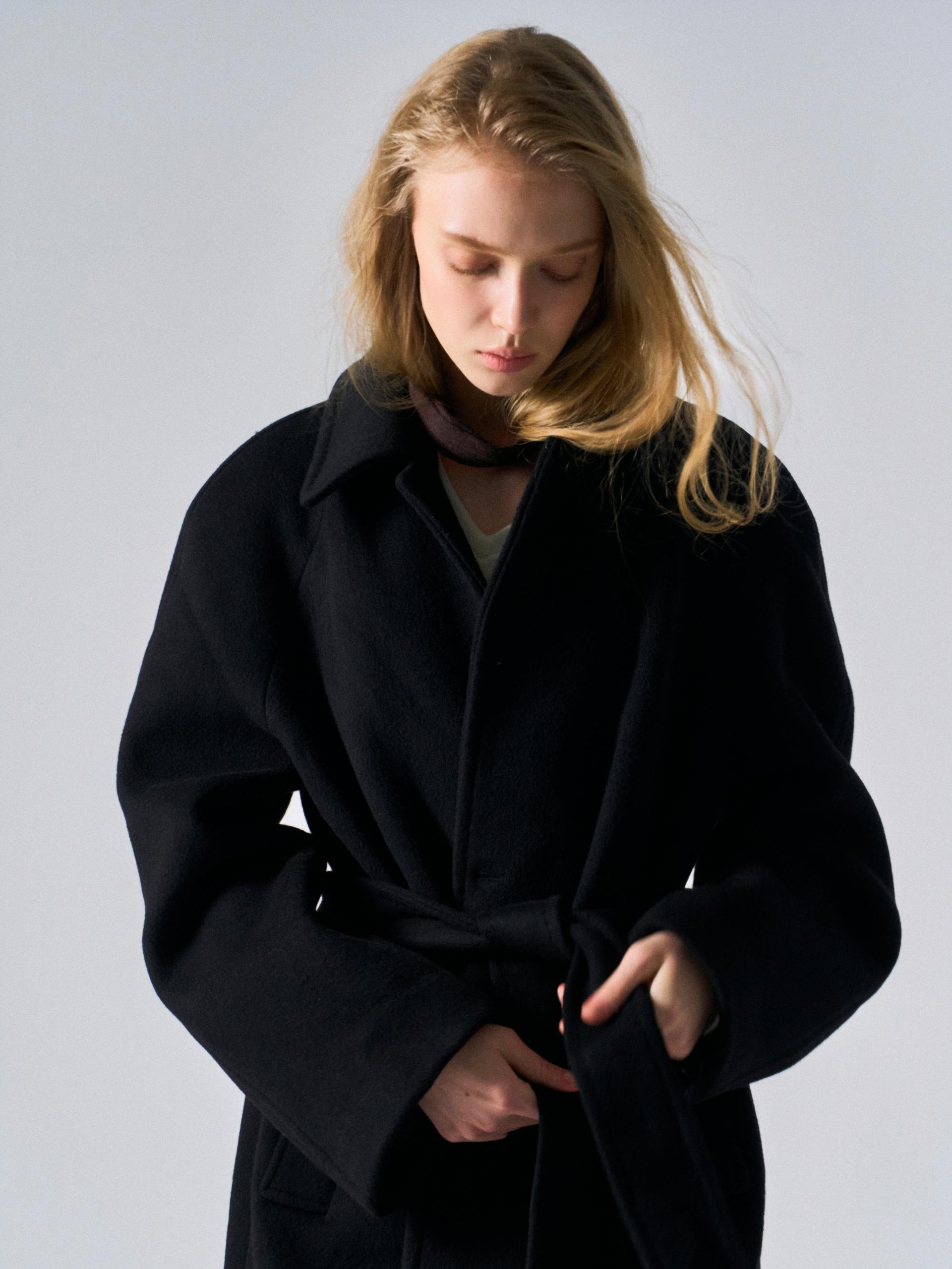 Lawton cashmere arch raglan coat black