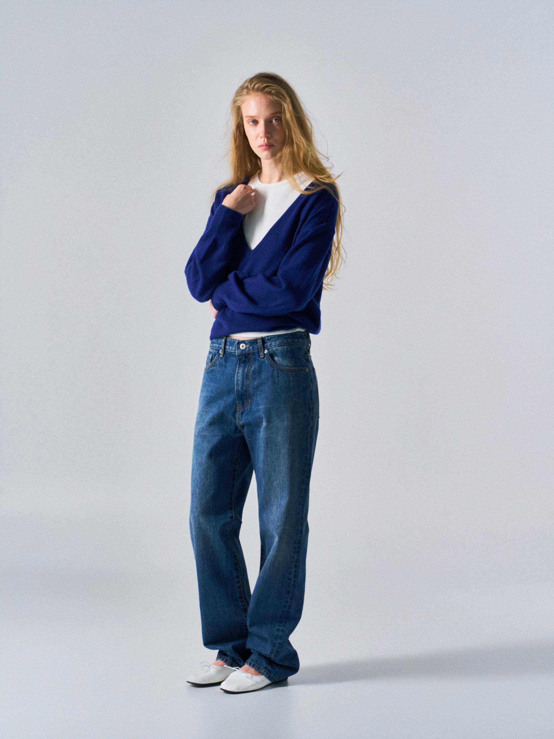 Sasha low v-neck sweater blue
