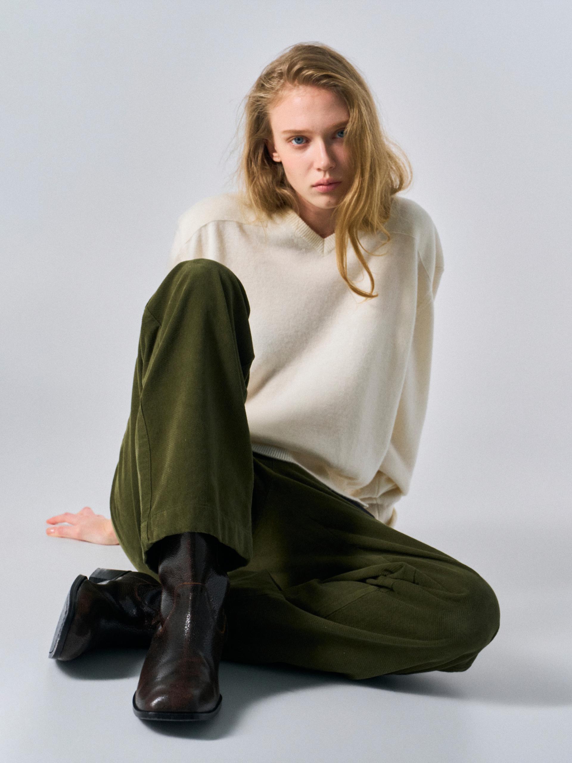 Frost paneled v-neck sweater cream