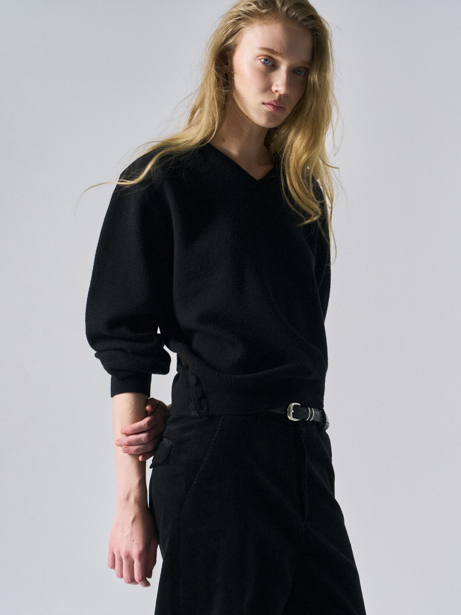 Frost paneled v-neck sweater black