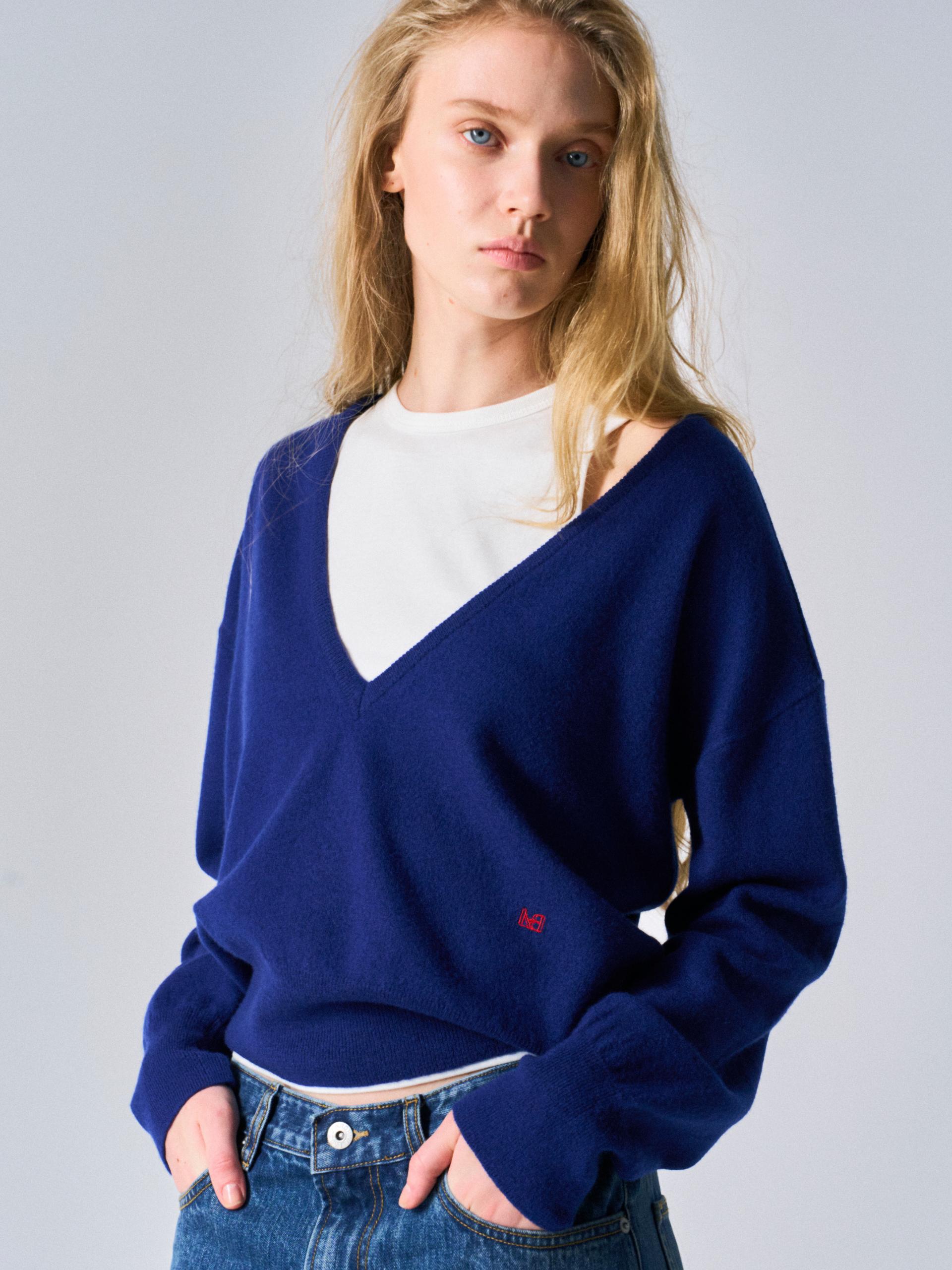 Sasha low v-neck sweater blue