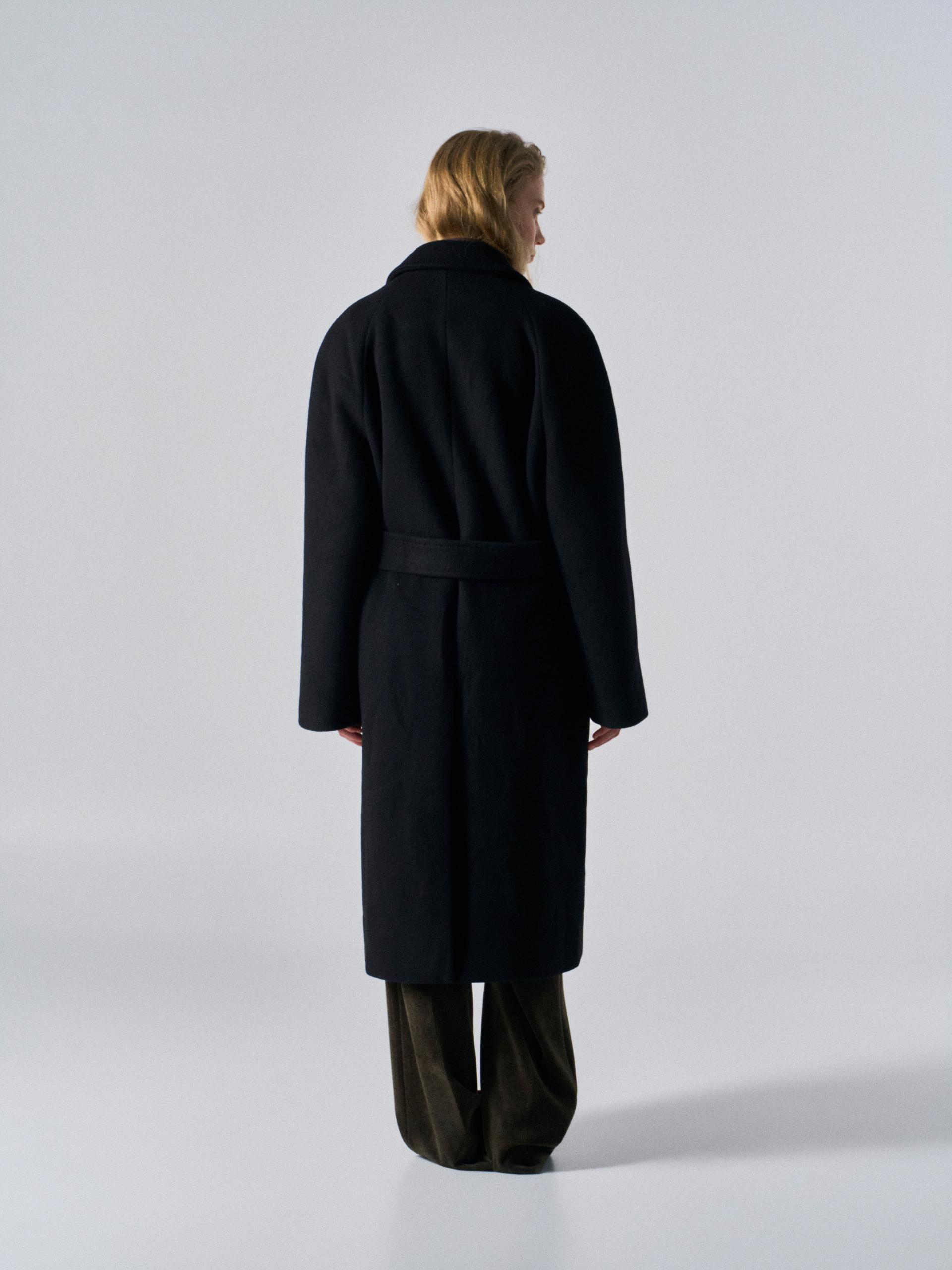 Lawton cashmere arch raglan coat black