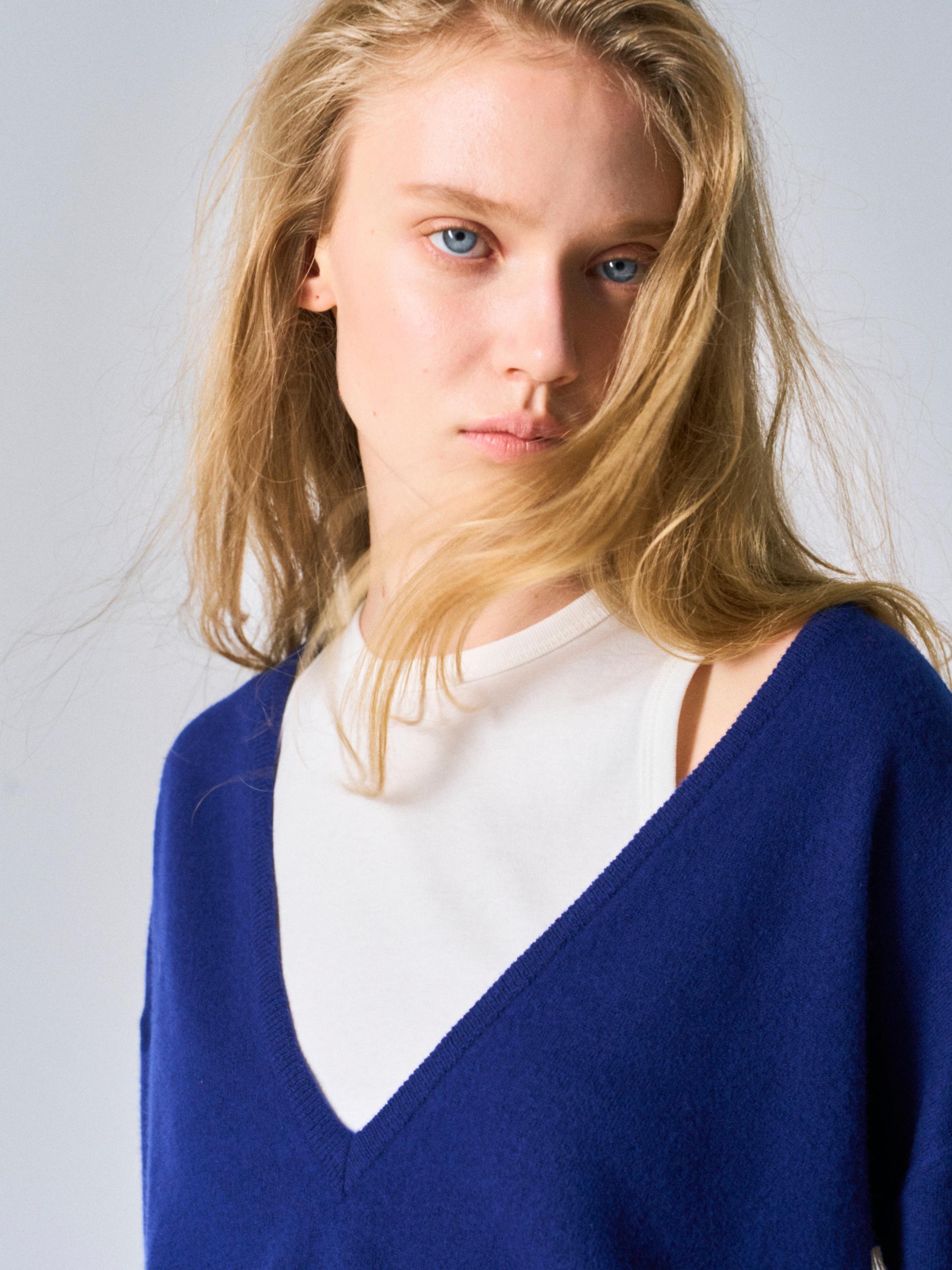 Sasha low v-neck sweater blue