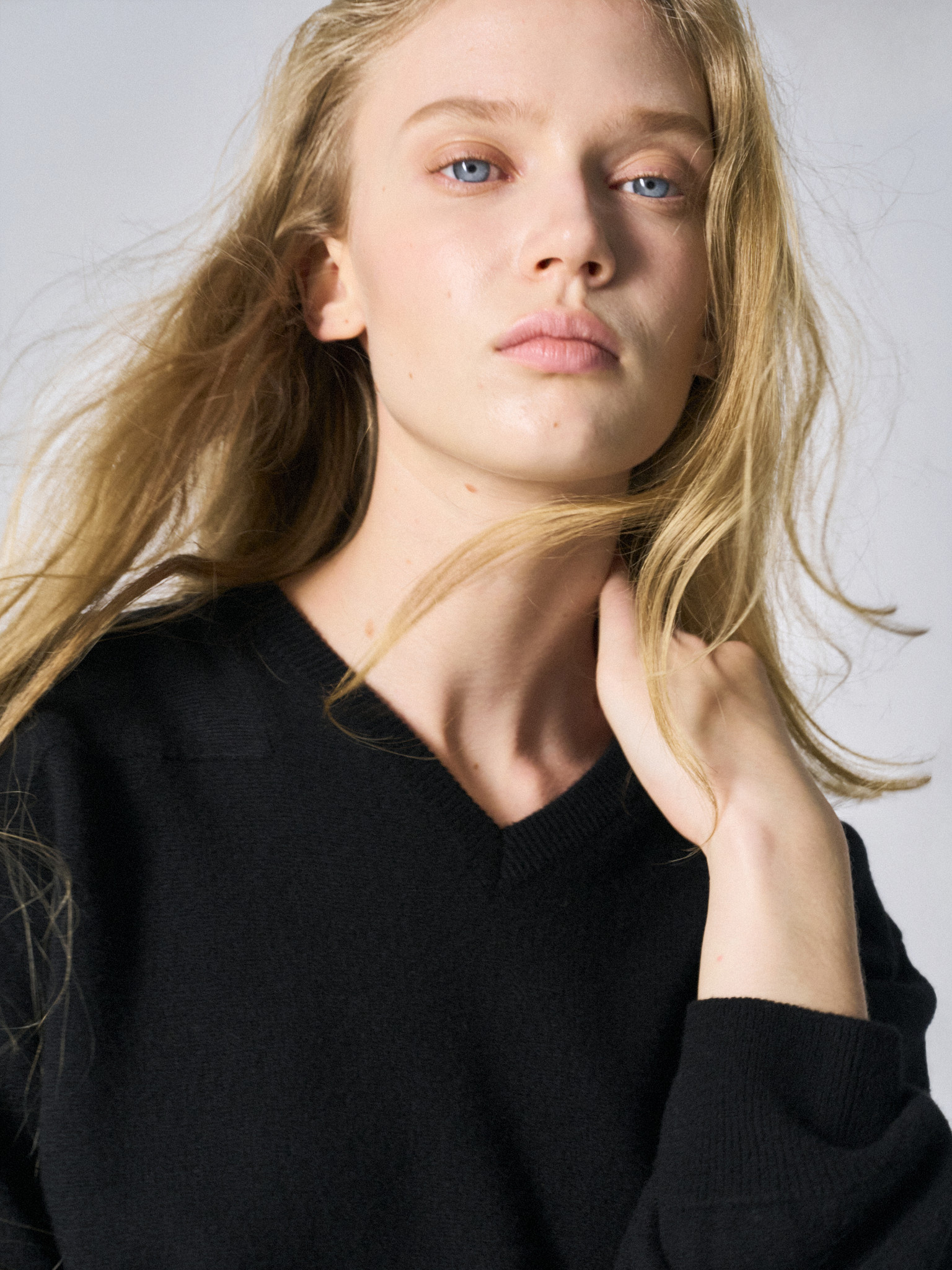 Frost paneled v-neck sweater black