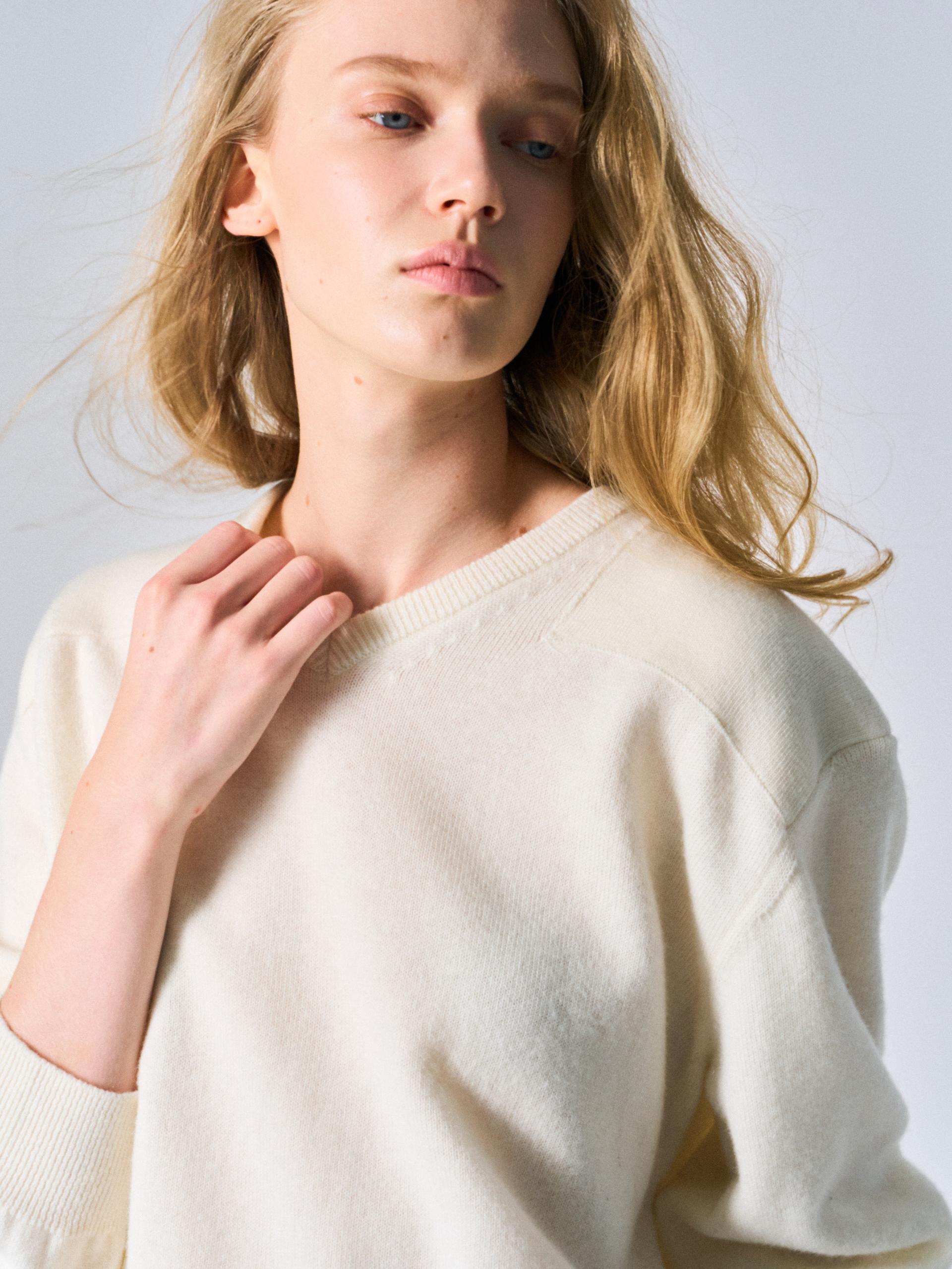 Frost paneled v-neck sweater cream