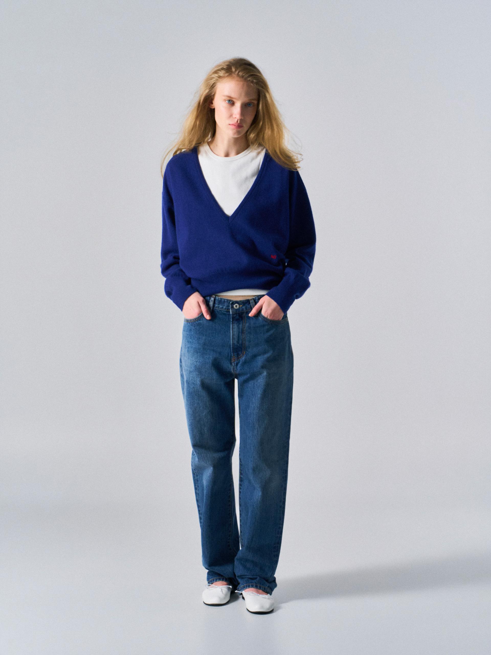 Sasha low v-neck sweater blue