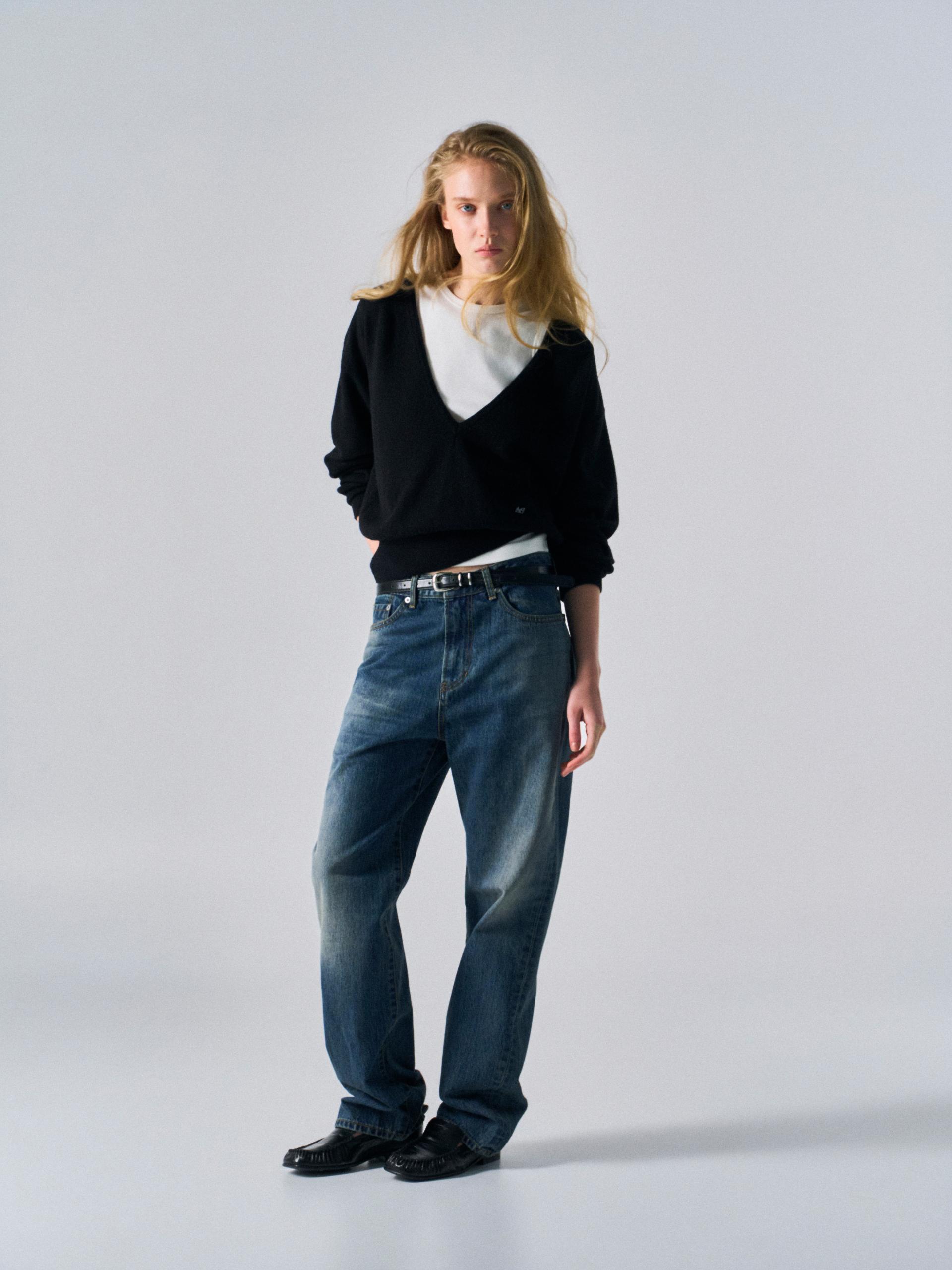 Sasha low v-neck sweater black