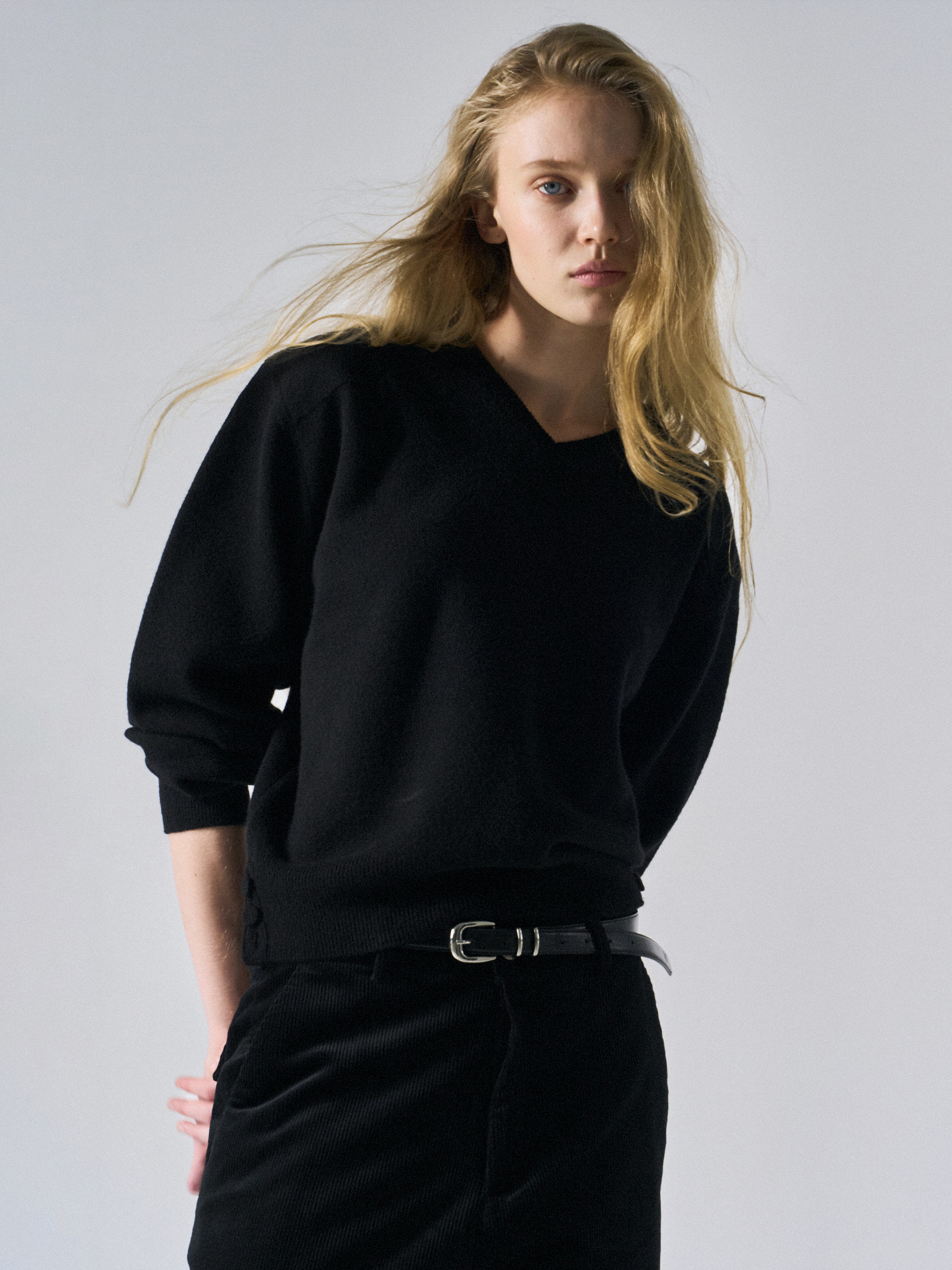 Frost paneled v-neck sweater black