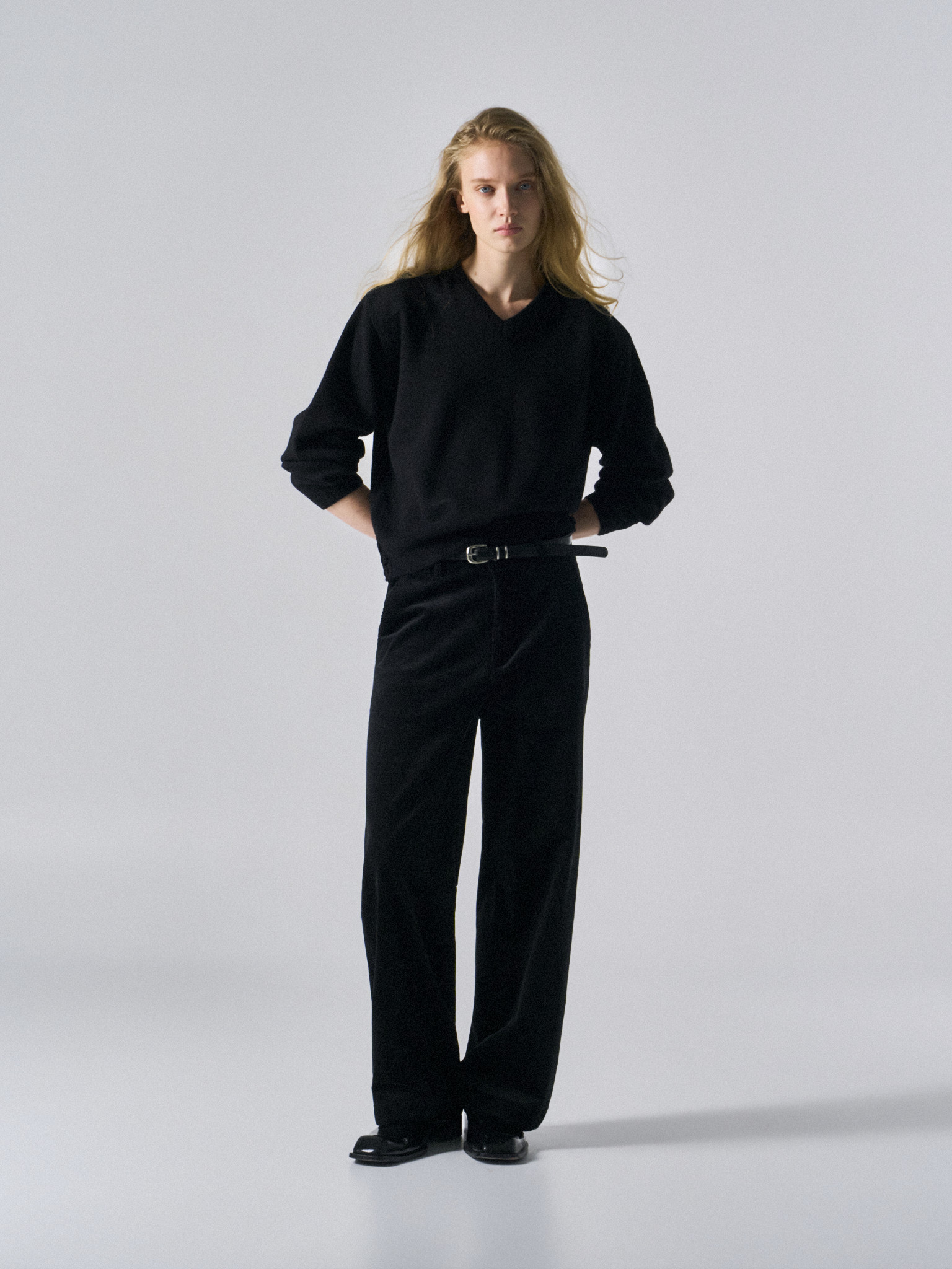 Frost paneled v-neck sweater black