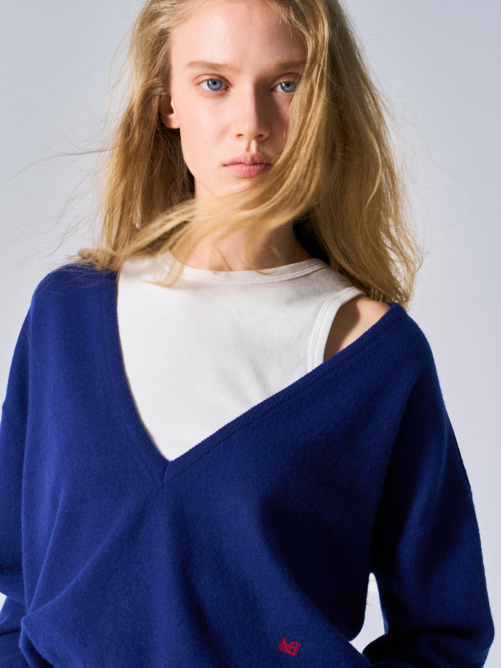 Sasha low v-neck sweater blue