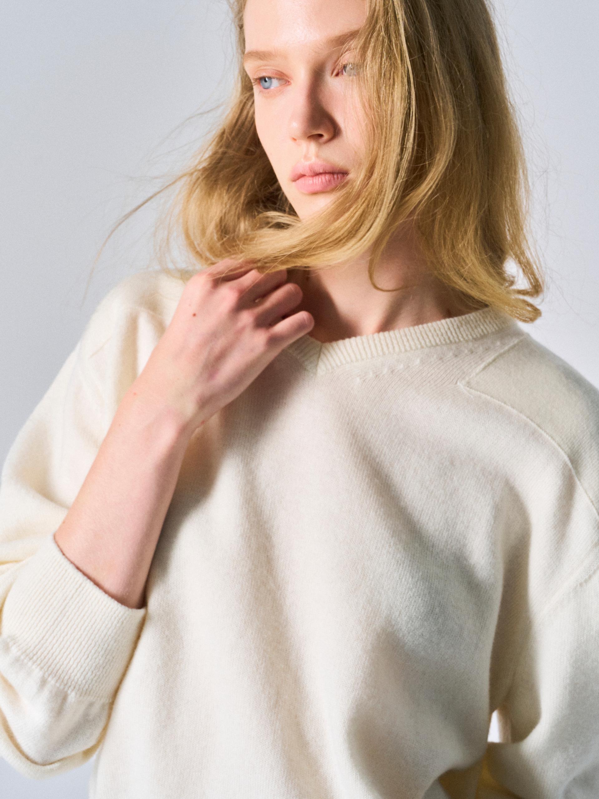 Frost paneled v-neck sweater cream