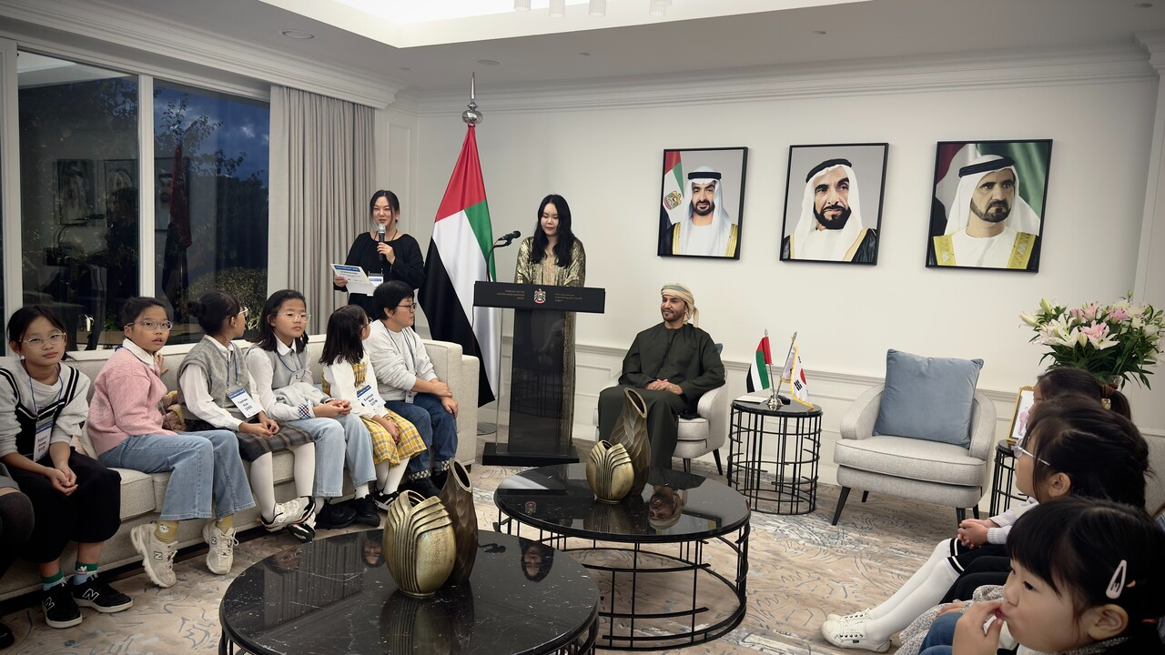 ‘선덕홈 아이들과 함께하는 글로벌 학생 문화의 날’ 행사에서 김지영 GCEL 회장이 개회사를 전하고 있다. 행사에는 압둘라 사이프 알 누아이미 주한 아랍에미리트 대사(사진 오른쪽)가 참석해 환영사를 전했다. (사진=GCEL 제공)