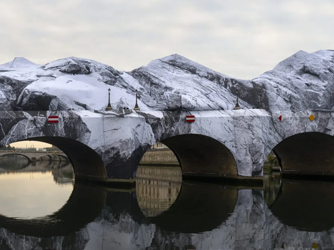 JR, La Caverne du Pont Neuf (2026). Photo: Eléa Jeanne Schmitter. © 2026 Atelier JR.