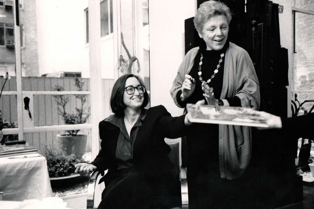 Joyce Kozloff (left) with Linda Nochlin (right), author of _Why Have There Been No Great Women Artists? _at the home of curator Joyce Pomeroy Schwartz, 1990. Photo: Mel Rosenthal. Courtesy Joyce Kozloff.