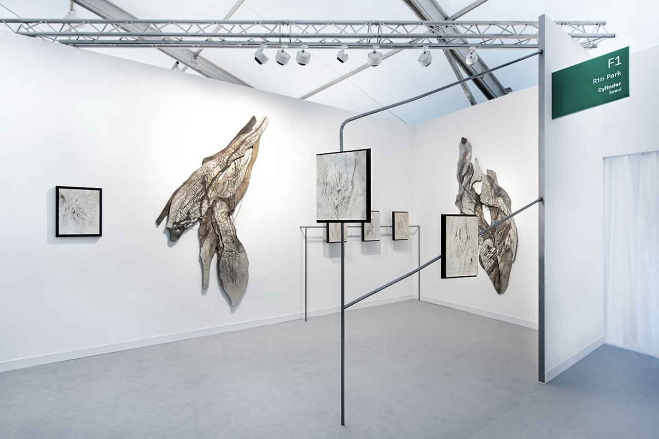 Installation view of Cylinder’s booth at Frieze 2025. instagram @cylinder_________