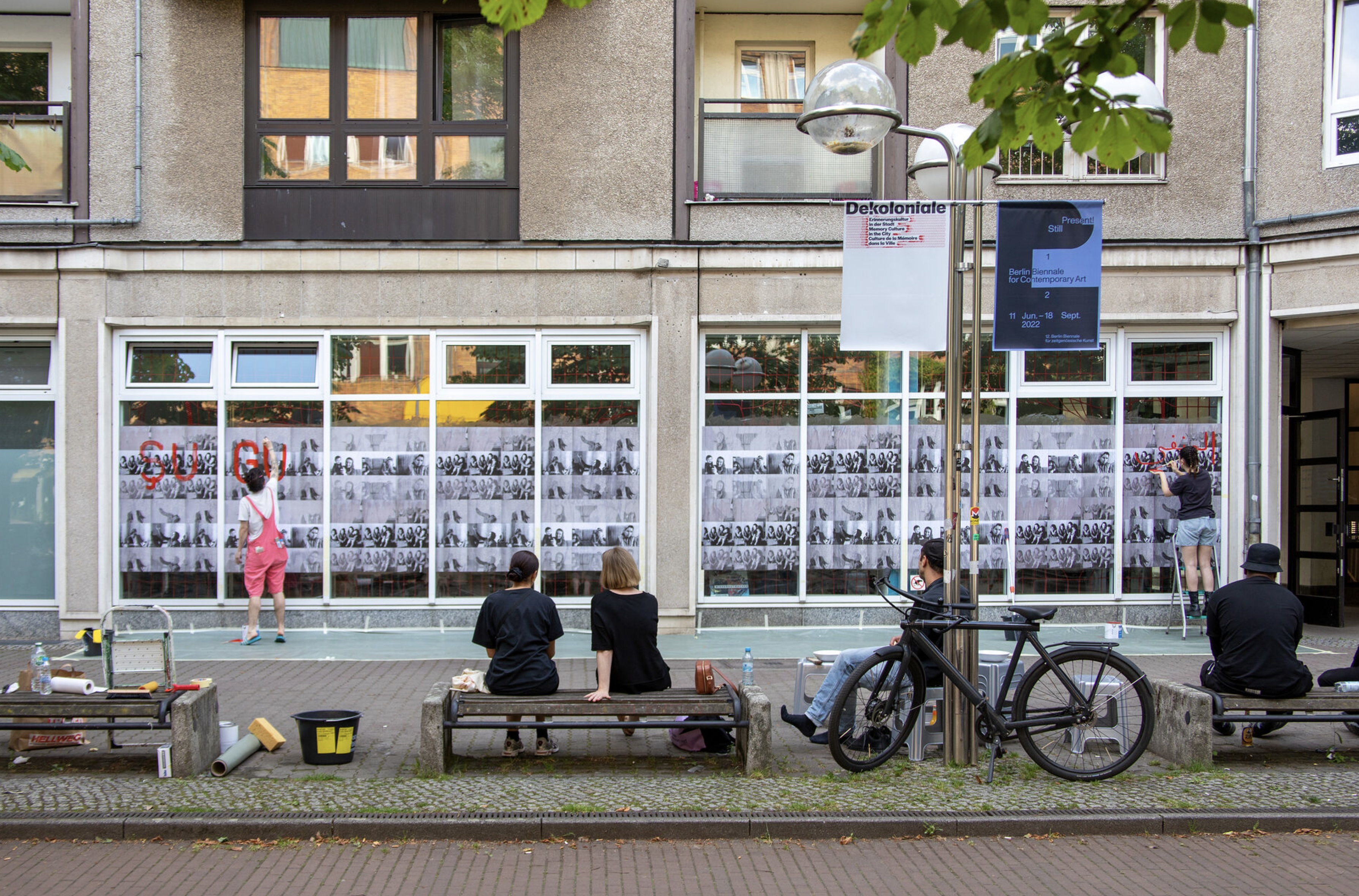 12th Berlin Biennale, 11.6.–18.9.2022, Postering Workshop as part of Nil Yalter’s artwork Exile Is a Hard Job , 1983/2022, with Nagham Hammoush and Rüzgâr Buşki; installation view. Photo: Silke Briel
