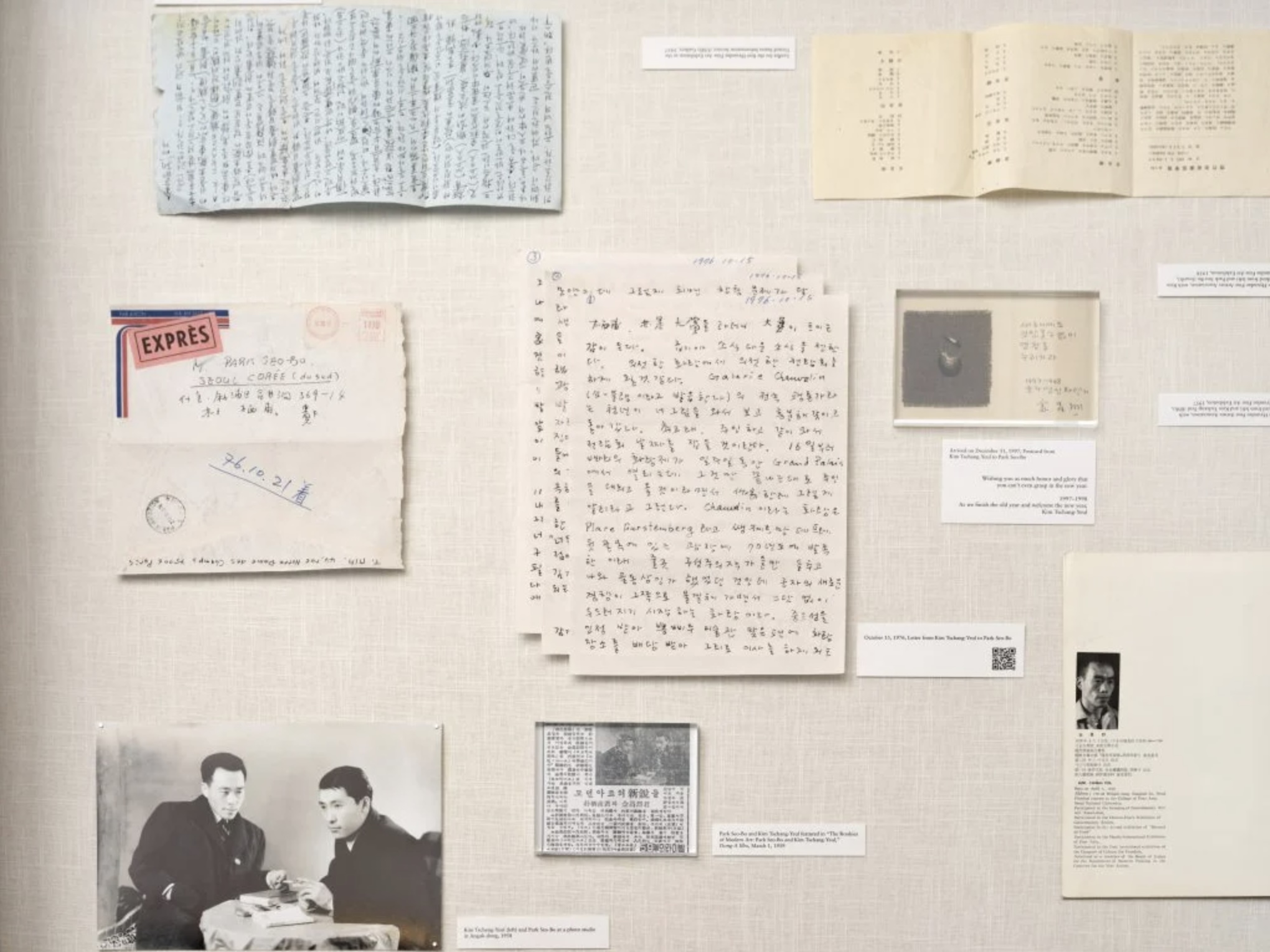 Inside a vitrine in \\"The Making of Modern Korean Art: The Letters of Kim Tschang-Yeul, Kim Whanki, Lee Ufan, and Park Seo-Bo, 1961–1982\\" (May 5–June 21, 2025) at Tina Kim Gallery, New York. Photo by Hyunjung Rhee. Courtesy of Tina Kim Gallery.