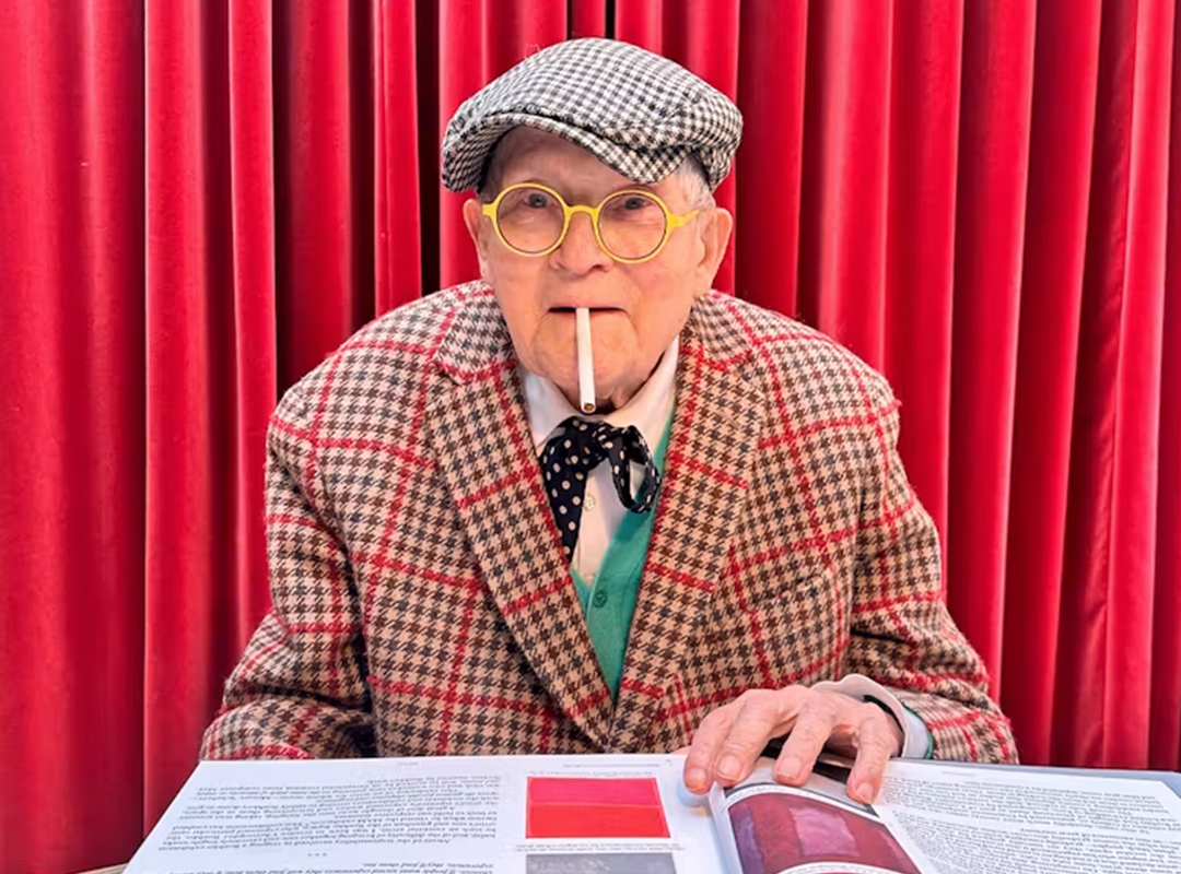 Hockney at his reading table.  Jean-Pierre Gonçalves de Lima, © David Hockney.
