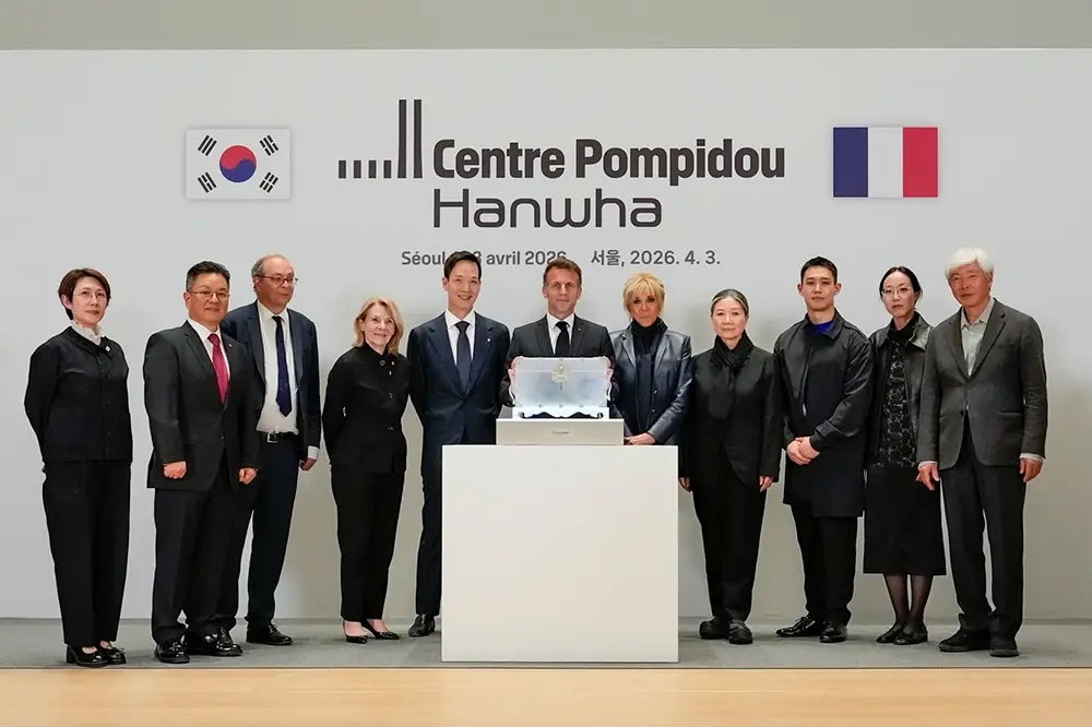 President Macron receives a traditional Korean chest from the Hanwha Cultural Foundation alongside French cultural leaders, Hanwha representatives, and Korean artists