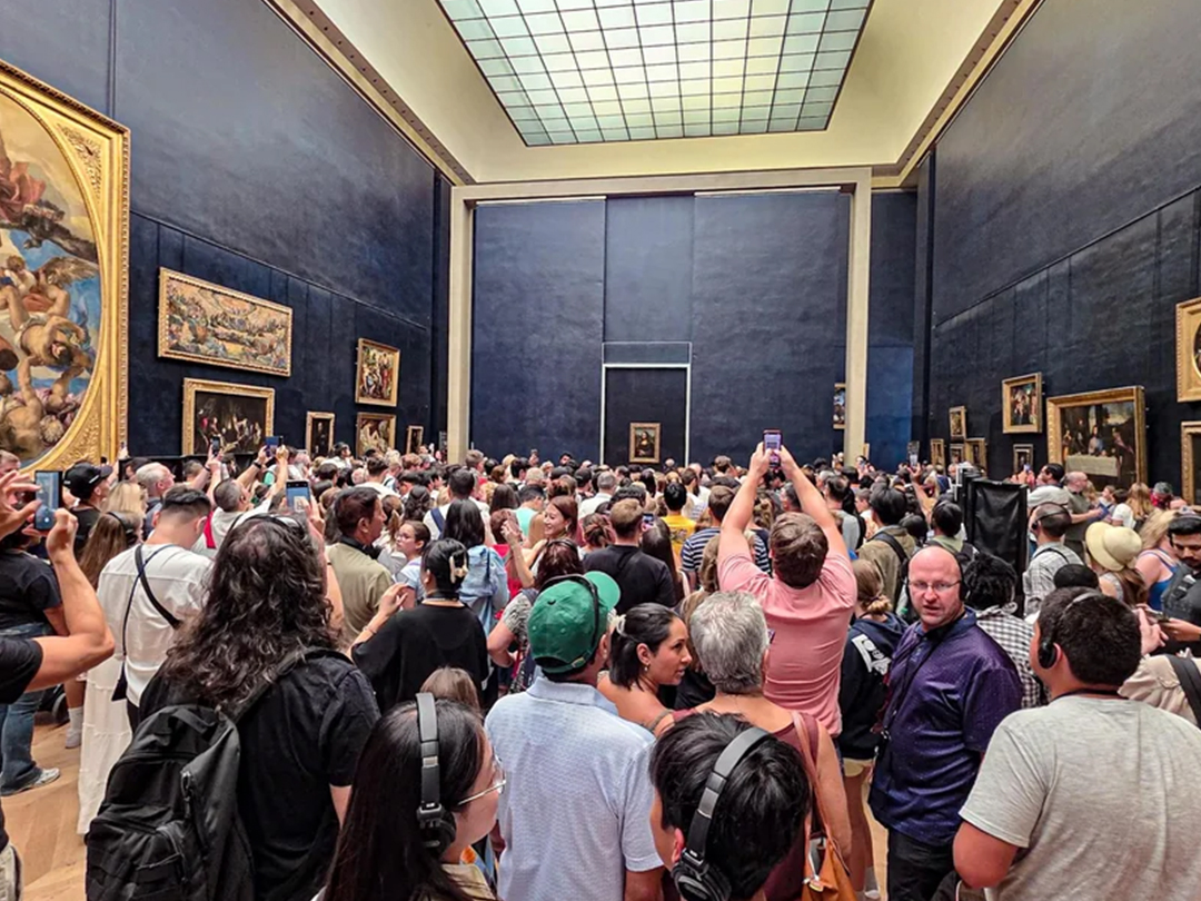 Mona Lisa, at the Louvre. r/ParisTravelGuide, bullfu