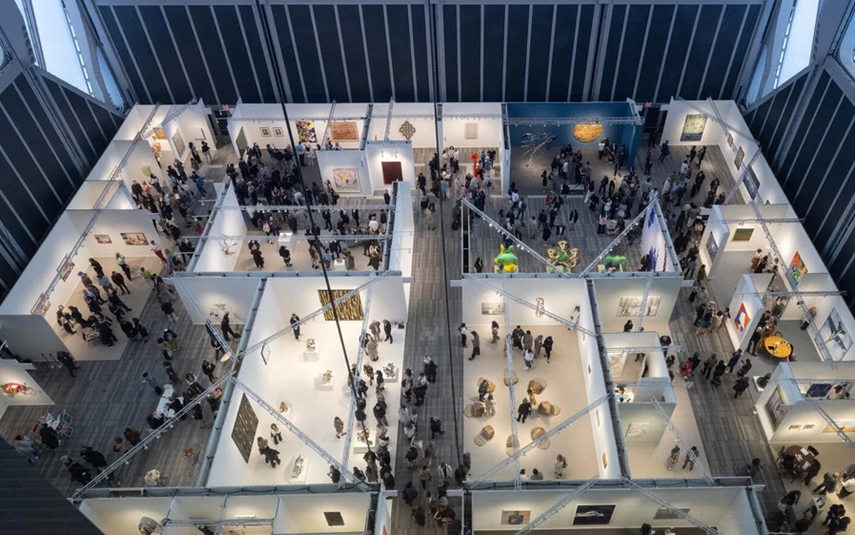 Interior view of Frieze New York, 2025. Photo by Casey Kelbaugh. Courtesy of Frieze and CKA.