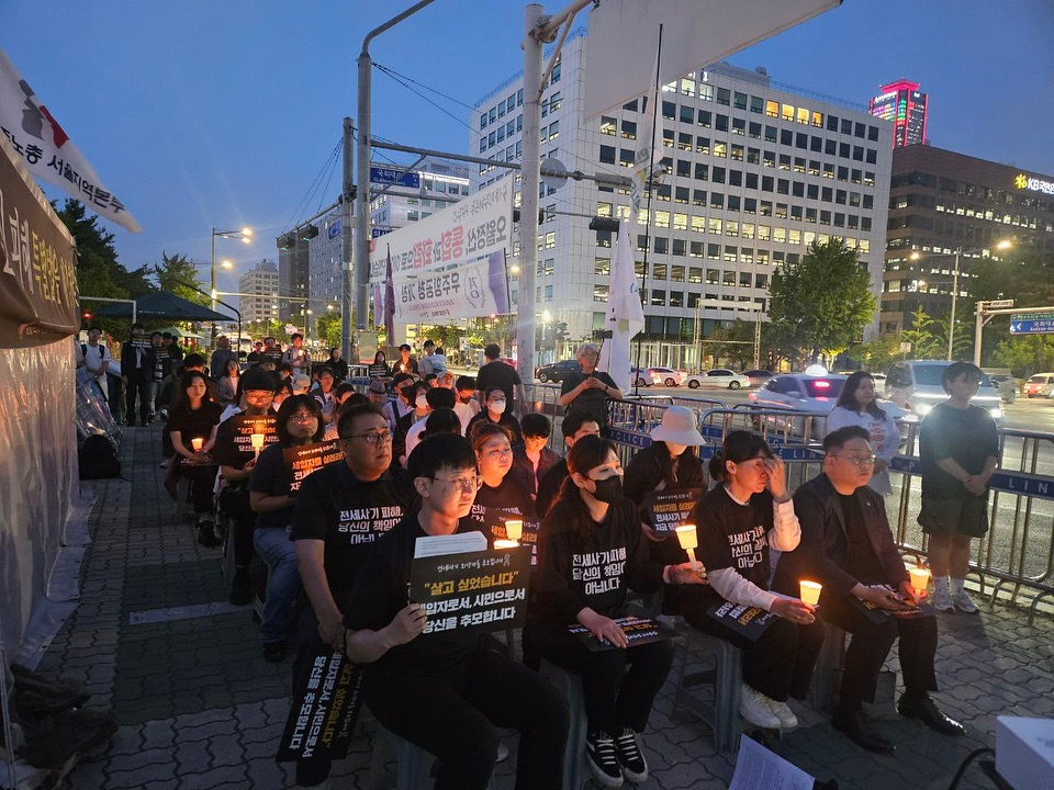 사람 4명, 불, 인파 및 텍스트의 이미지일 수 있음