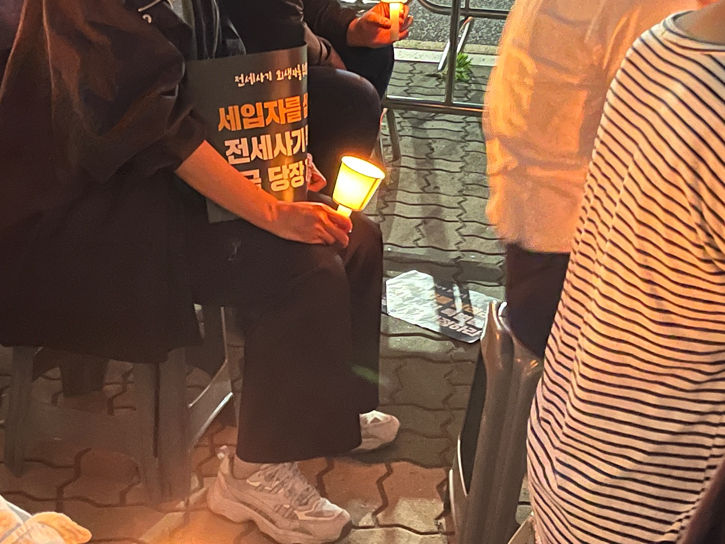 사람 2명, 불 및 문구: '전세사기 전세사기외생때부 외생패부 세입자들! 전세사기 당장 KDE'의 이미지일 수 있음
