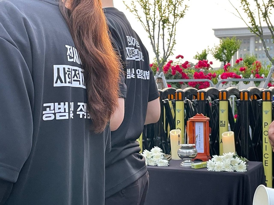 사람 1명, 음료 및 텍스트의 이미지일 수 있음