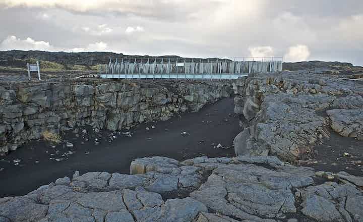 샌드빅에서 대륙을 잇는 다리는 레이캬네스 반도에 있습니다.