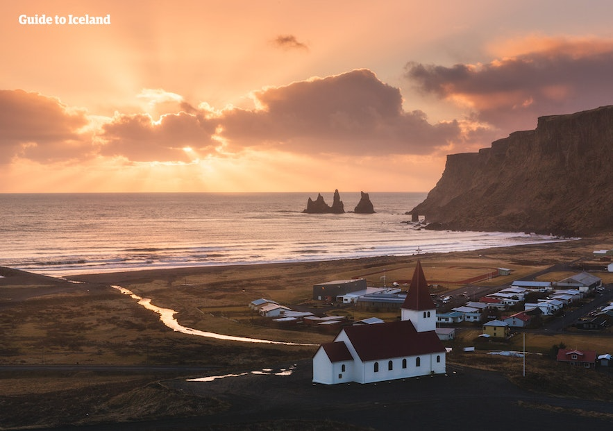 비크 마을은 레이니스퍄라(Reynisfjara) 해변 근처에 있으며 아이슬란드 본토의 최남단 마을입니다.