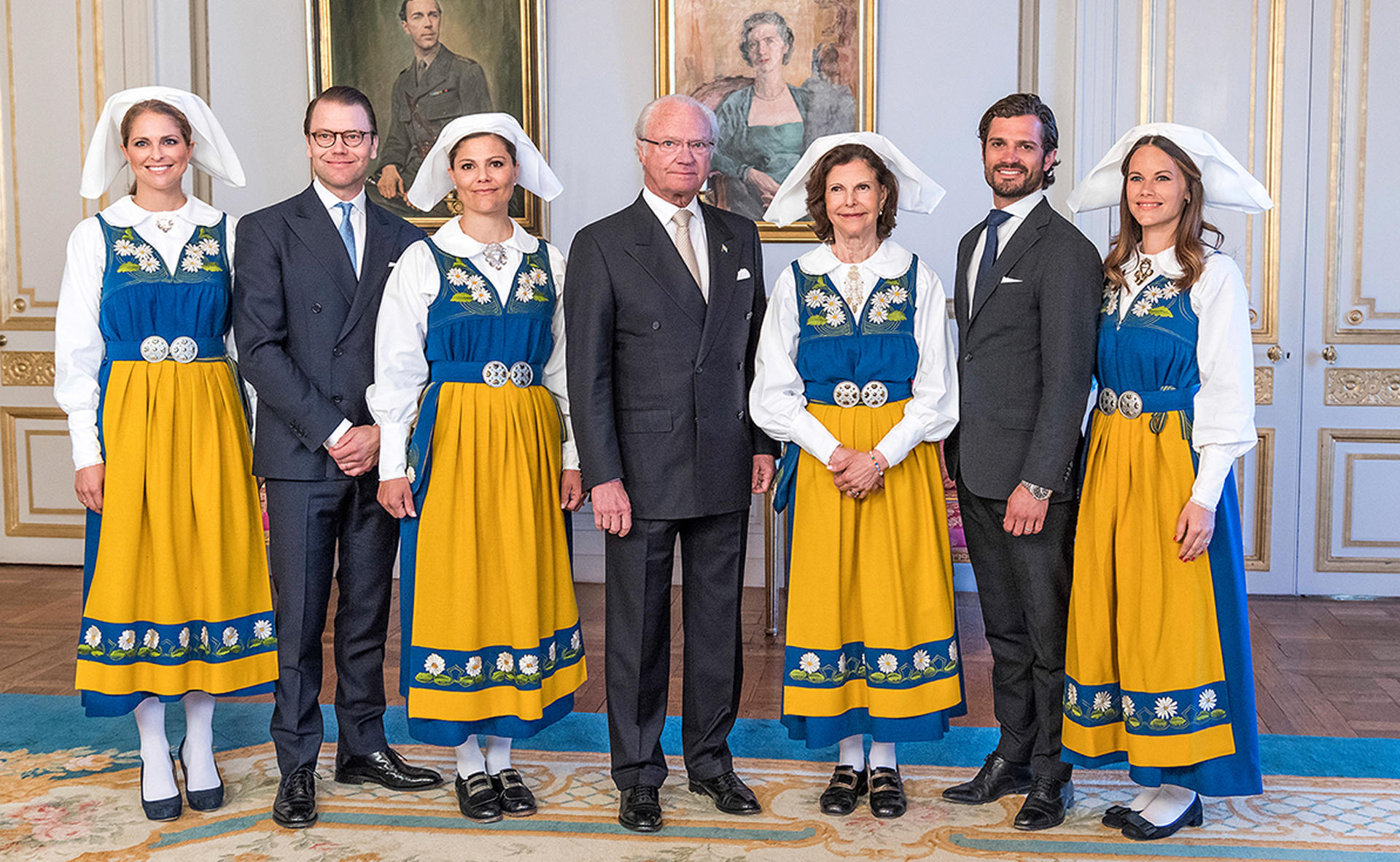 Шведская семья мужское. Королевская семья Швеции в национальных костюмах. Шведский национальный костюм. Швеция люди. Национальный день Швеции.