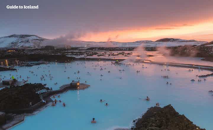아이슬란드에서 가장 유명한 명소인 블루 라군에서 따뜻한 물을 즐겨보세요.