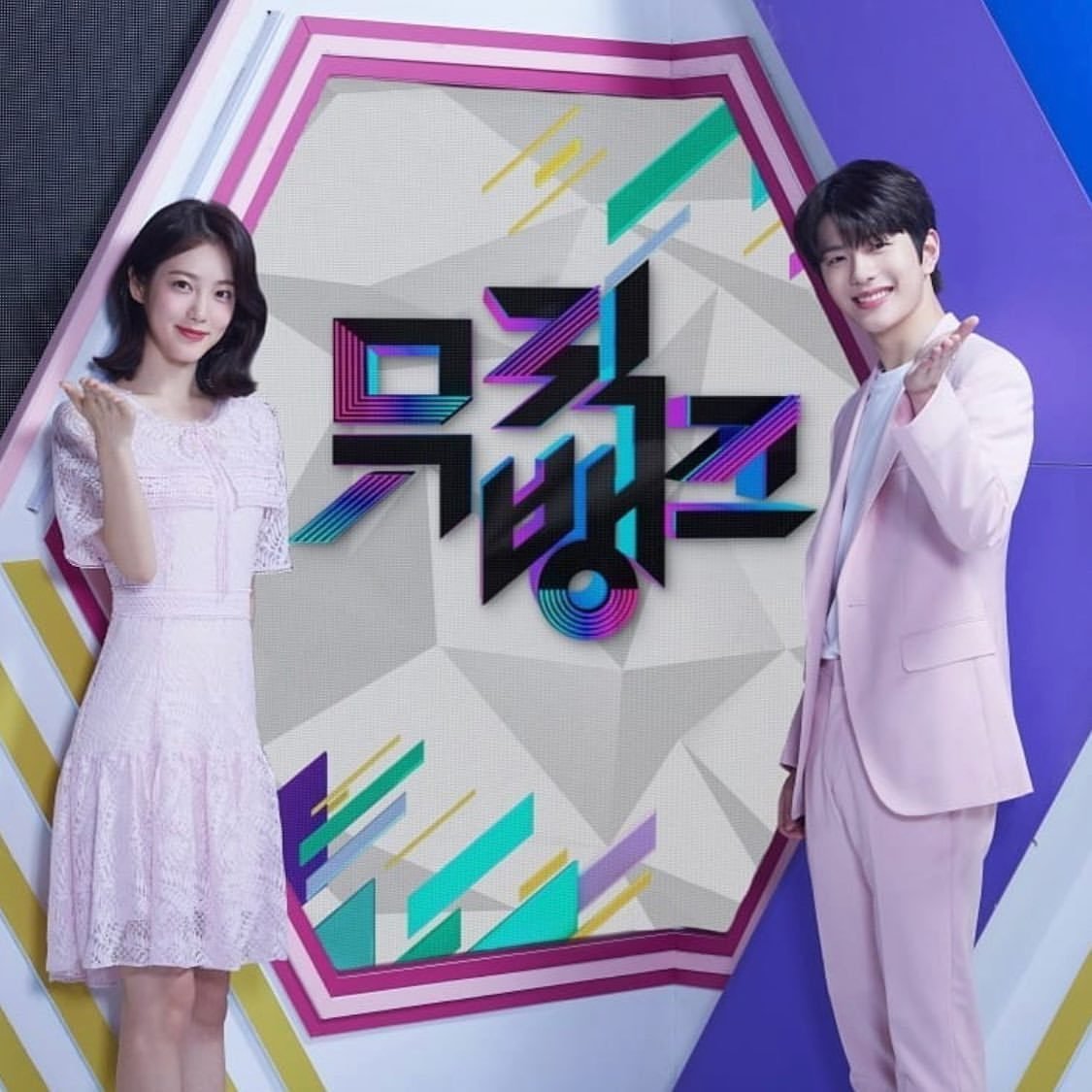 뮤직뱅크 MC 신예은과 최보민 투샷 모음 : 연예인 기사 사진 움짤