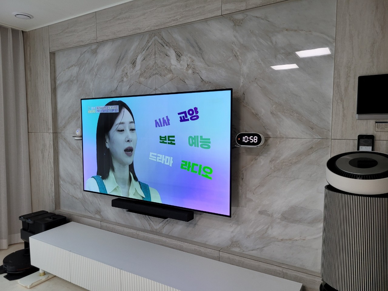 파주 운정신도시 디에트르 라포레 1303동 _ 65인치 무타공 벽걸이 TV / 사운드바무타공선반 : 세동네 파주 운정신도시 디에트르 라포레 1303동 _ 65인치 무타공 벽걸이 Tv / 사운드바무타공선반 : 세동네