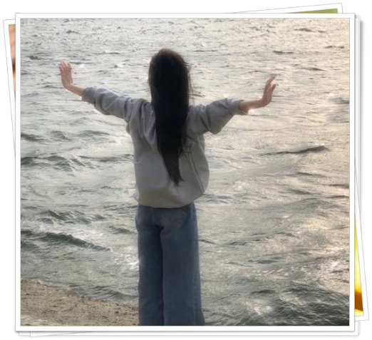 바닷가 앞에서 양팔을 벌려 힐링하는 모습
