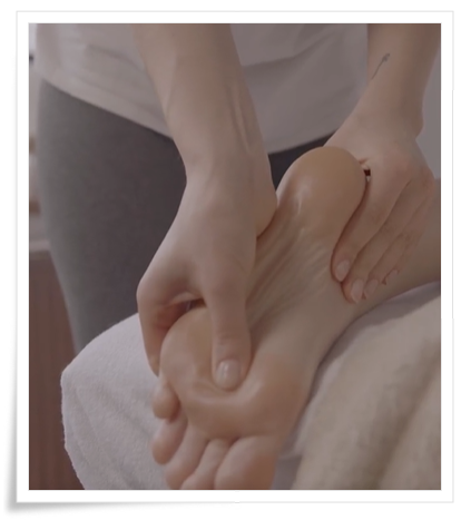 엄지손가락으로 발바닥 마사지 하는 모습