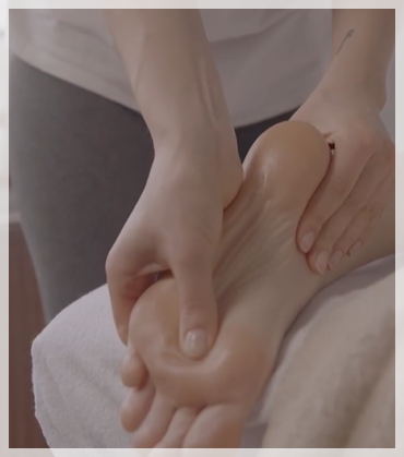 엄지손으로 발바닥 지압해주는 모습